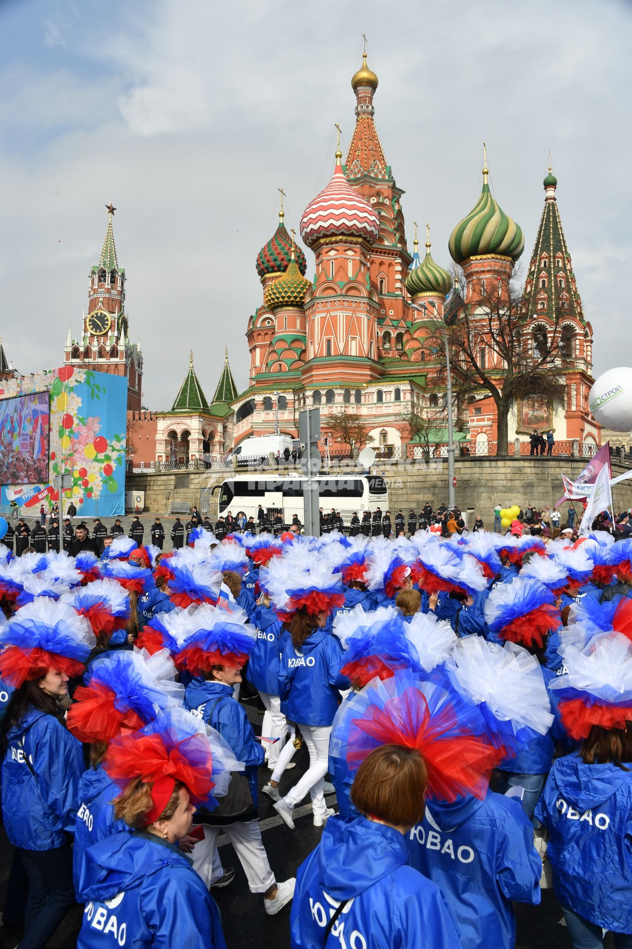 Москва. Участники первомайской демонстрации на Красной площади.