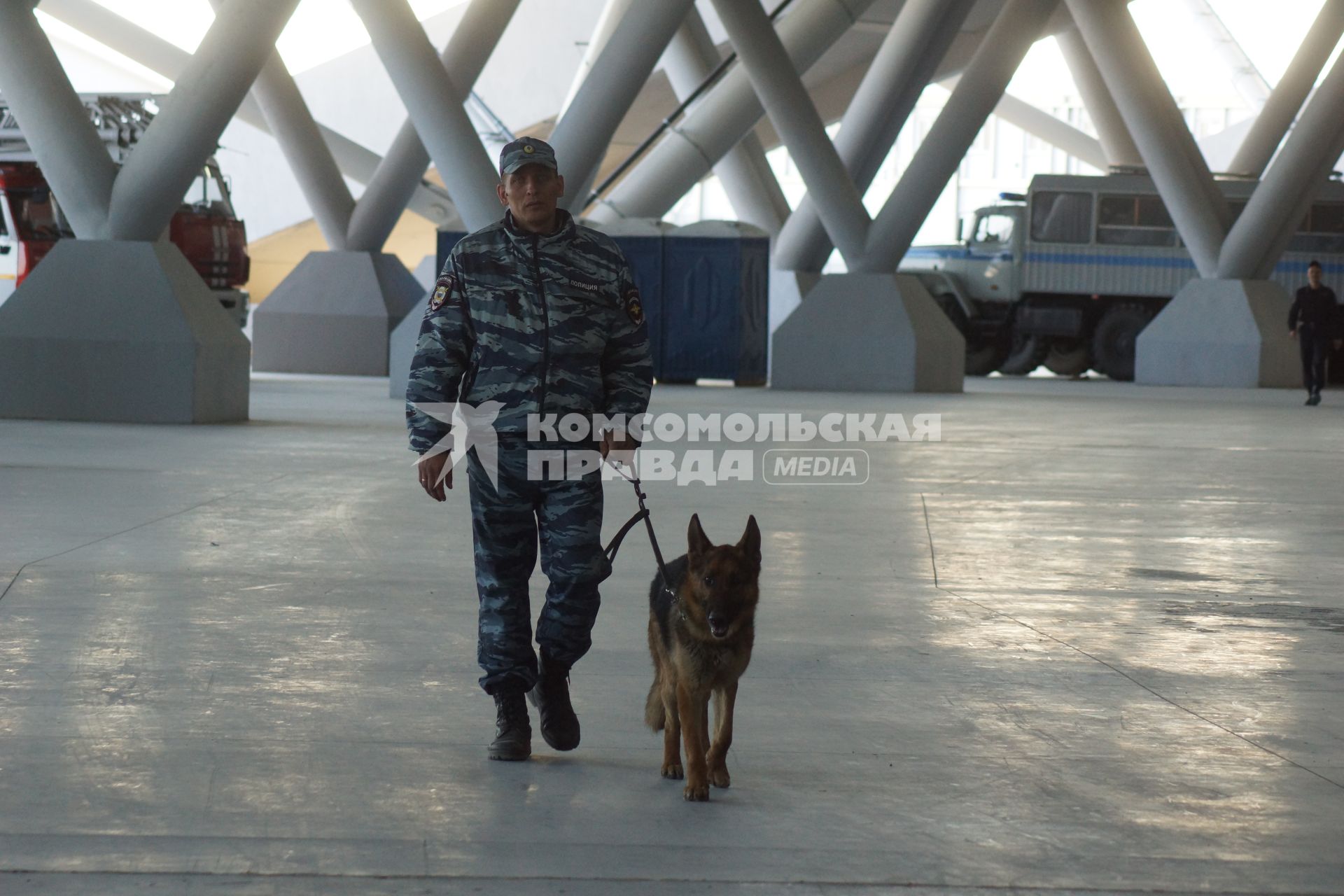 Самара. Полицейский с собакой проверяет безопасность на стадионе `Самара Арена`.
