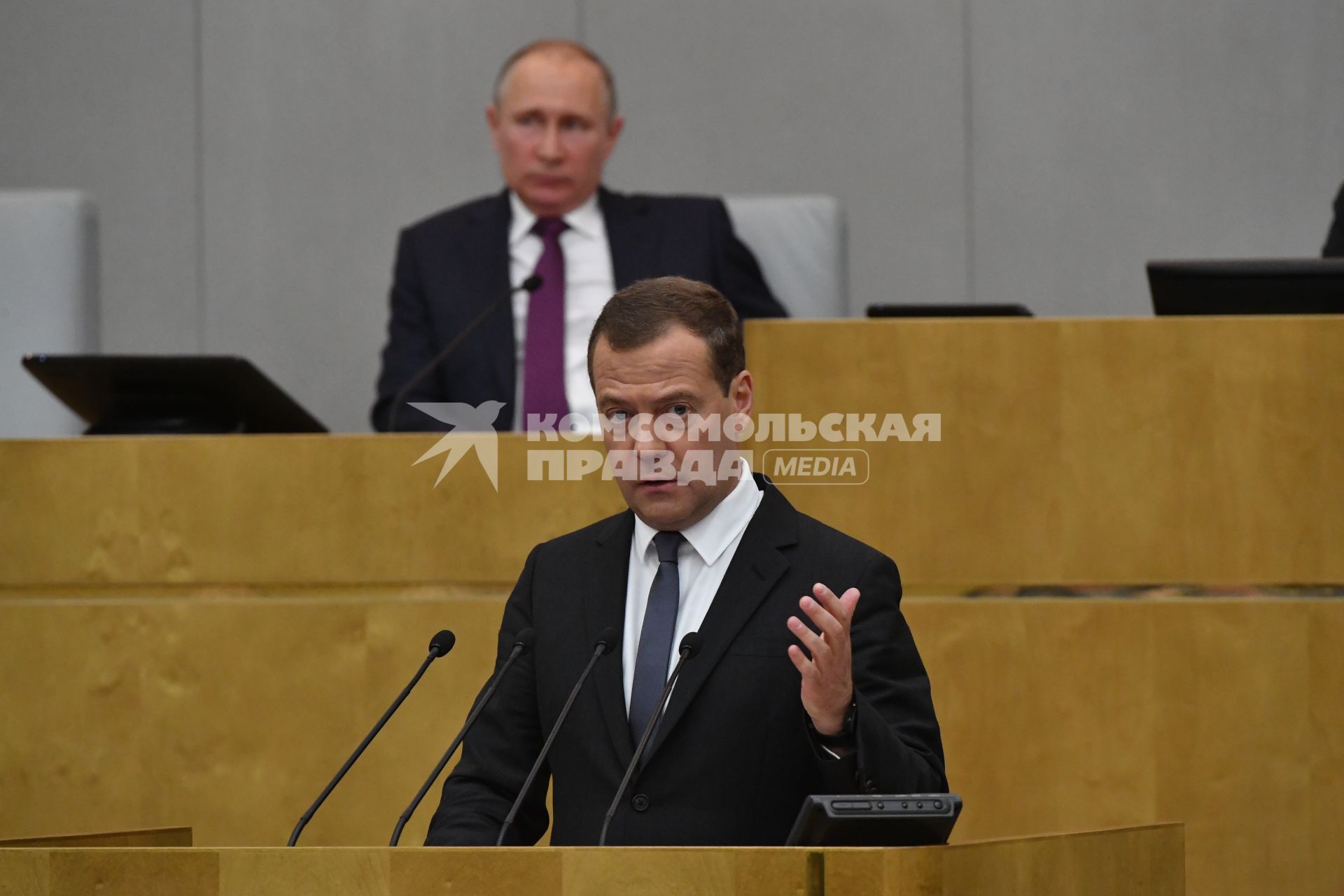 Москва. Исполняющий обязанности премьер-министра РФ Дмитрий Медведев (на первом плане) выступает на пленарном заседании Государственной думы РФ, где будет рассмотрен вопрос об утверждении его на должность премьер-министра России. На втором плане - президент России Владимир Путин.