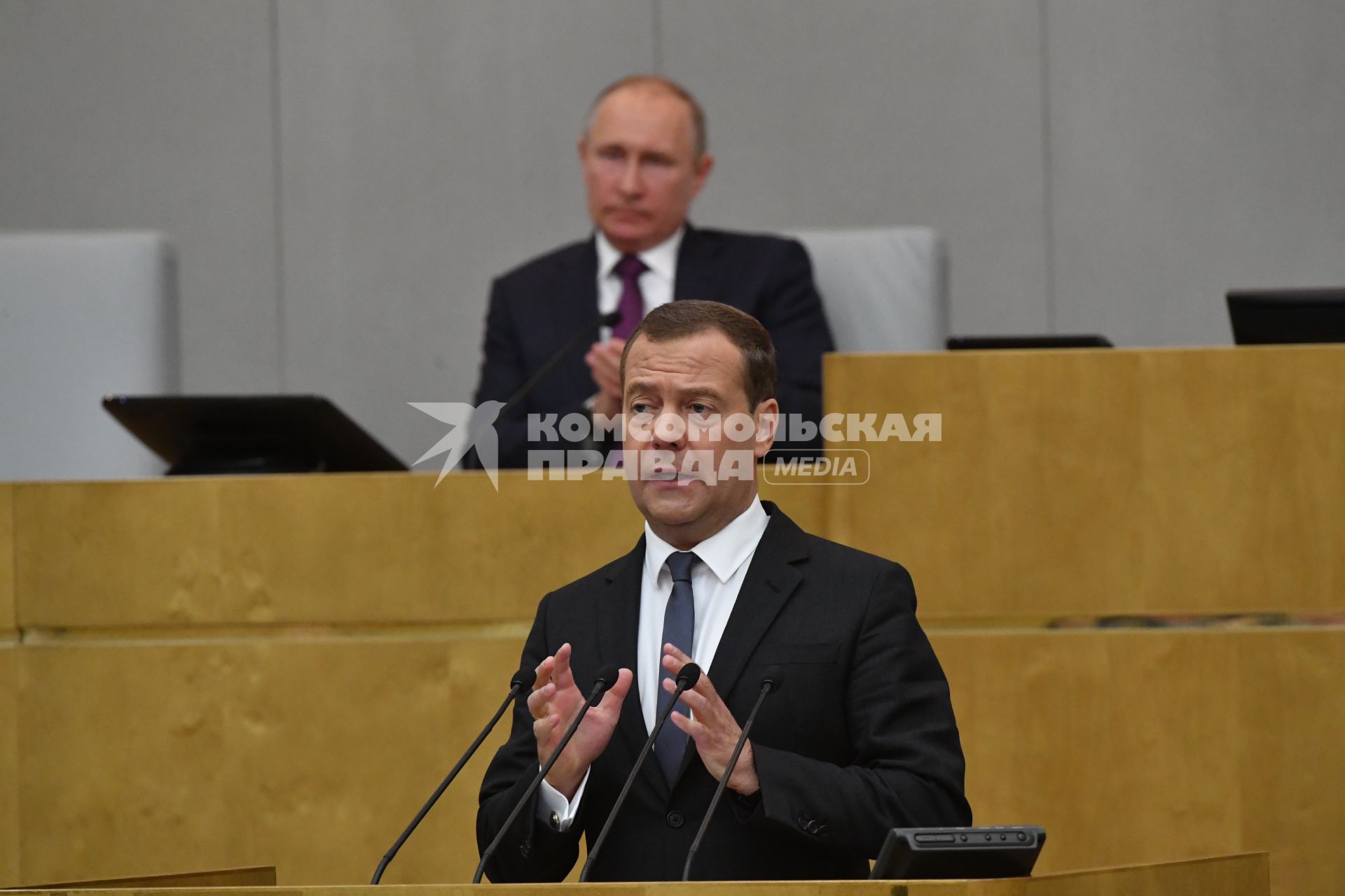 Москва. Исполняющий обязанности премьер-министра РФ Дмитрий Медведев (на первом плане) выступает на пленарном заседании Государственной думы РФ, где будет рассмотрен вопрос об утверждении его на должность премьер-министра России. На втором плане - президент России Владимир Путин.