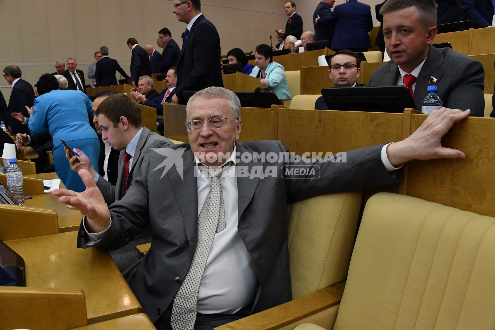 Москва. Лидер ЛДПР Владимир Жириновский (в центре) перед пленарным заседанием Государственной думы РФ, где будет рассмотрен вопрос об утверждении Д. Медведева на должность премьер-министра России.