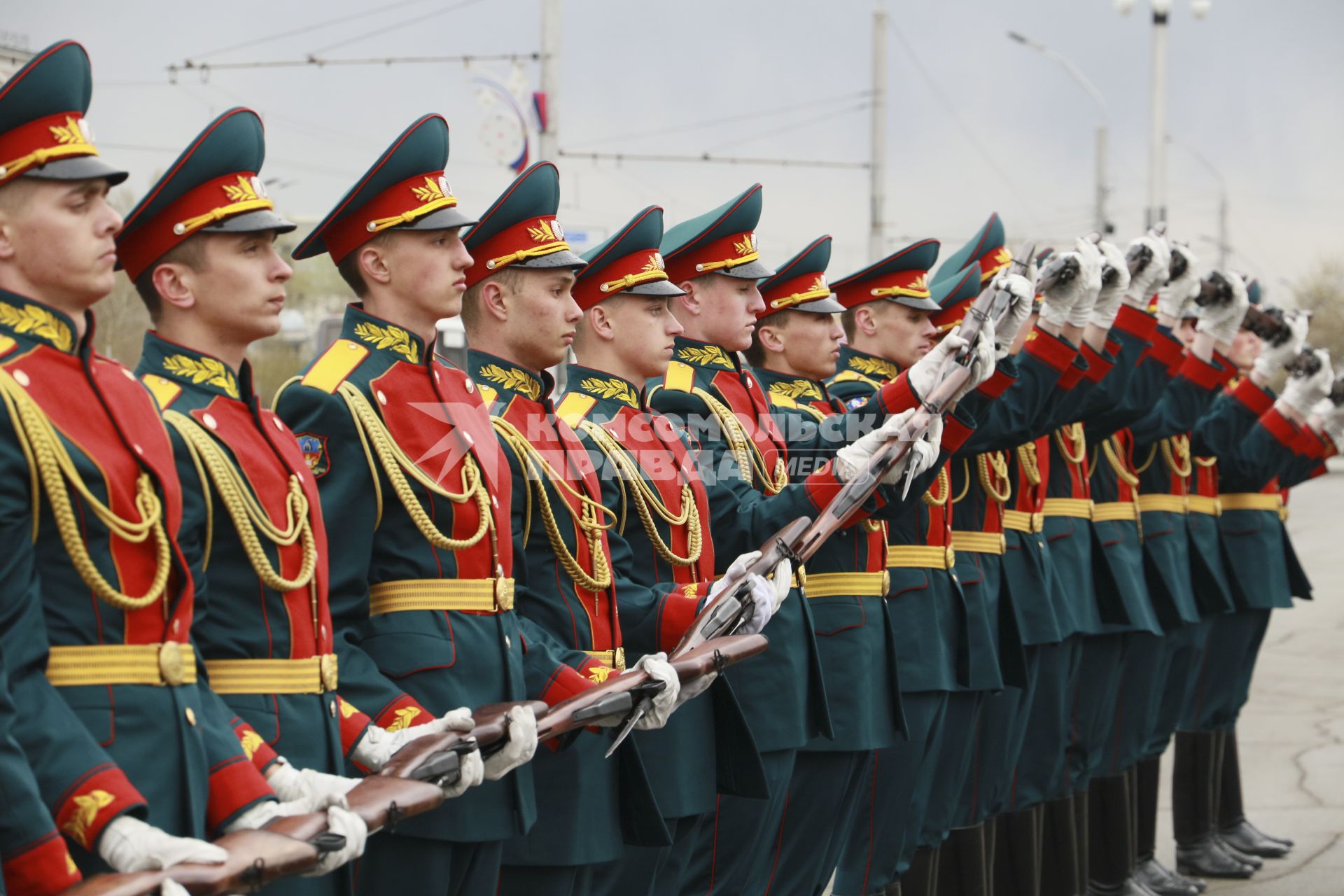 Барнаул. Военнослужащие роты почетного караула во время репетиции военного парада, посвященного 73-й годовщине Победы в Великой Отечественной войне.