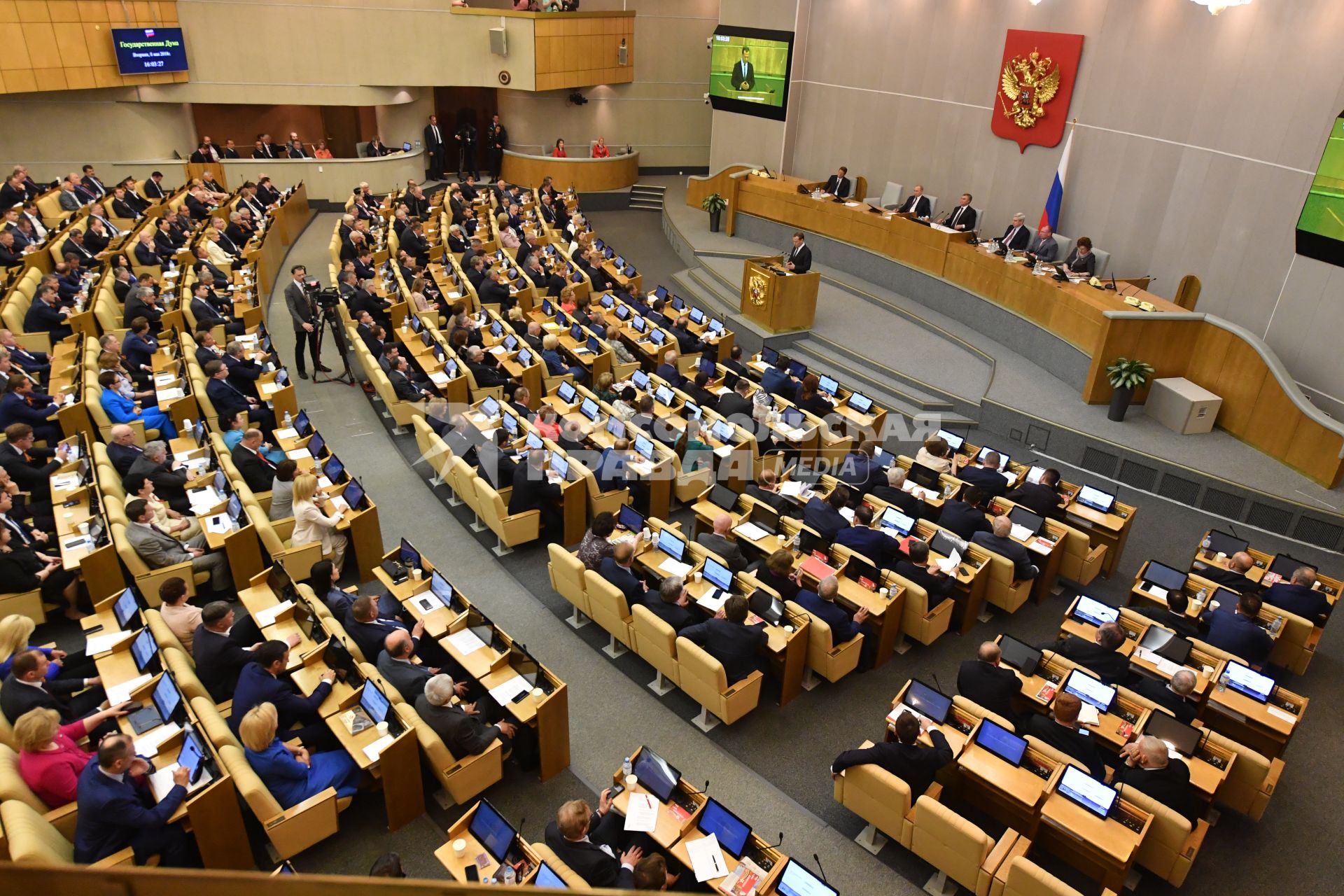 Москва.  Исполняющий обязанности премьер-министра РФ Дмитрий Медведев выступает на пленарном заседании Государственной думы РФ, где будет рассмотрен вопрос об утверждении его на должность премьер-министра России.