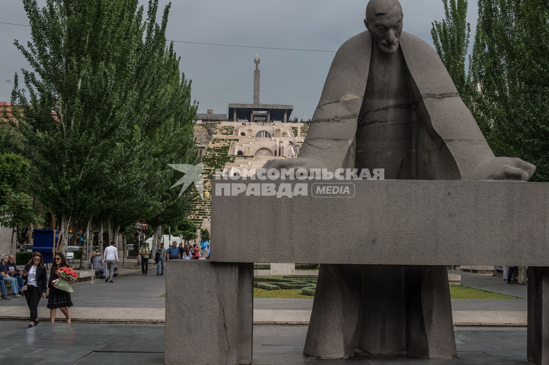 Армения, Ереван. Вид на архитектурный  комплекс Большой Каскад и памятник архитектору Александру Таманяну.