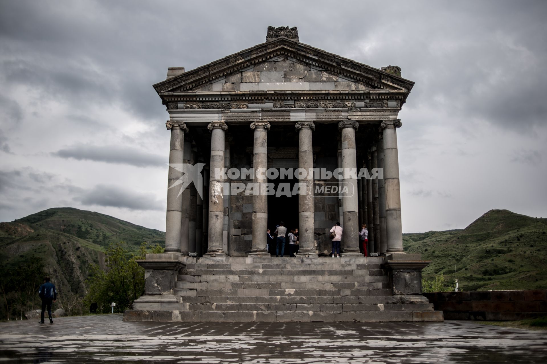 Армения, Гарни. Вид на языческий храм I в. н. э. недалеко от Еревана в Котайкской области, в долине реки Азат.