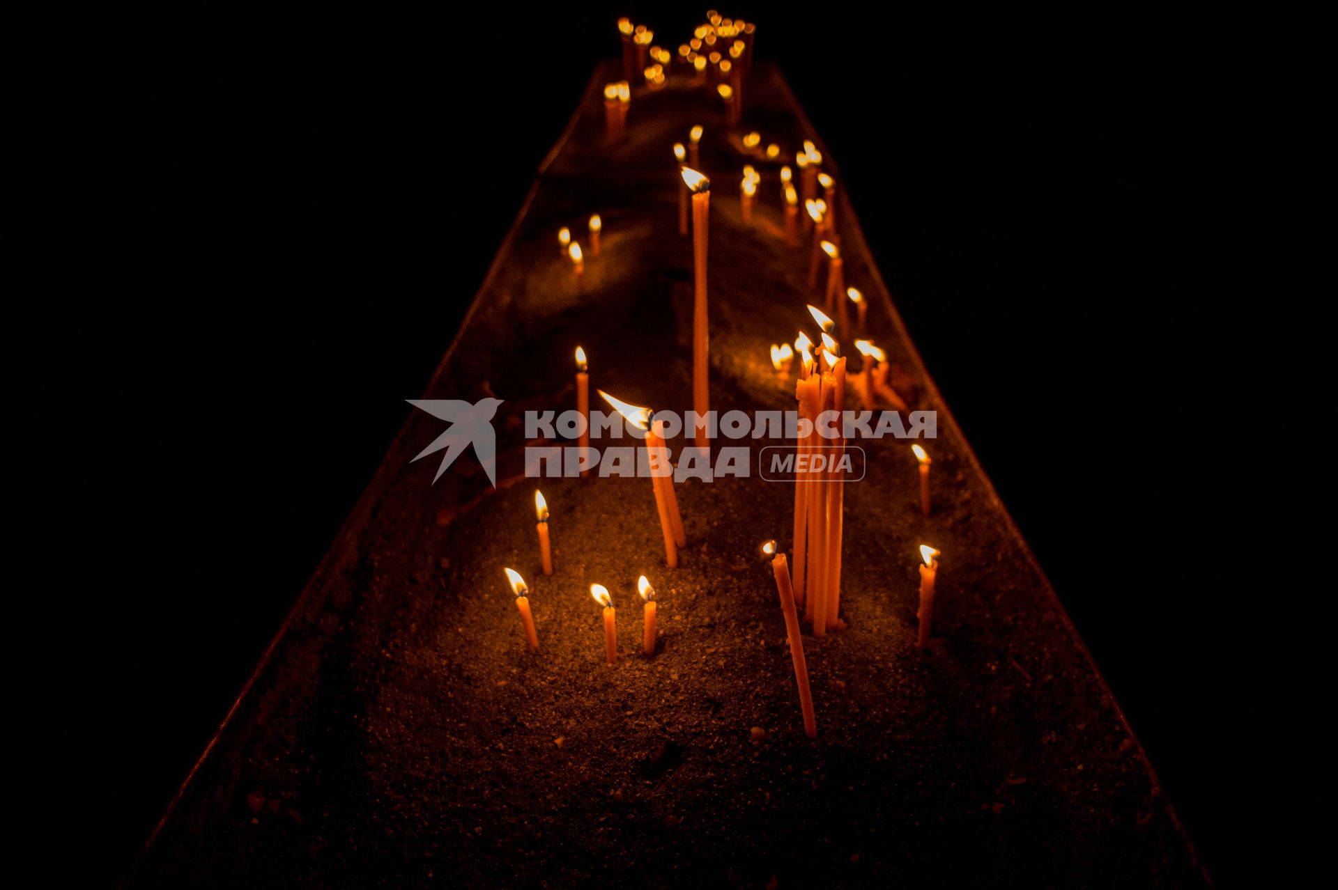 Армения, Гегард. Горящие свечи  в монастыре  Гегард, расположенном  в ущелье горной реки Гохт Котайкской области.