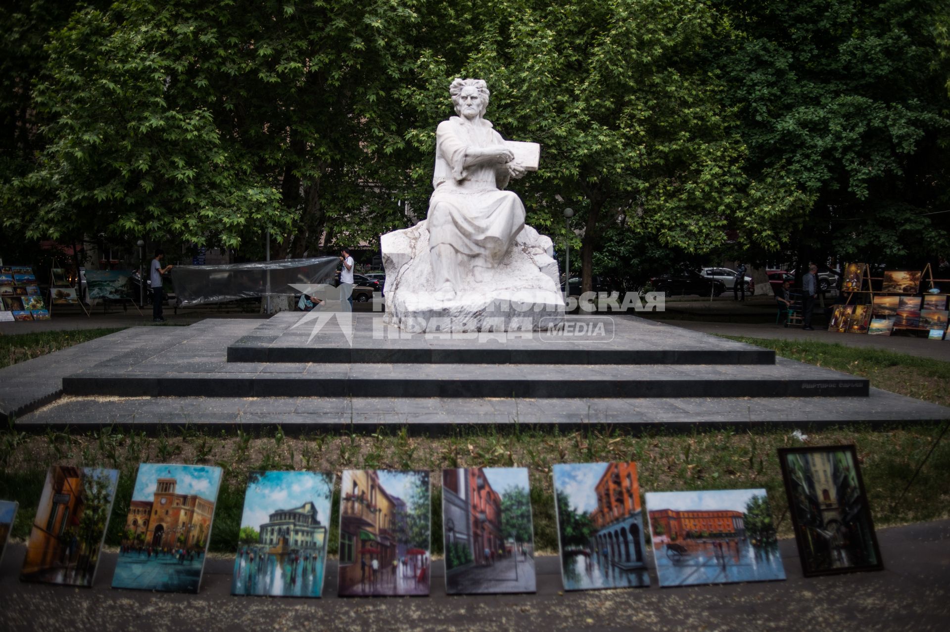 Армения, Ереван. Памятник художнику Мартиросу Сарьяну.