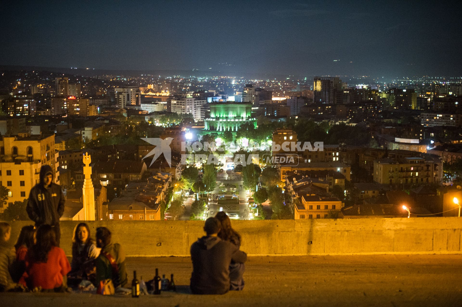 Армения, Ереван.  Вид на вечерний город с высоты архитектурного  комплекса Большой Каскад.