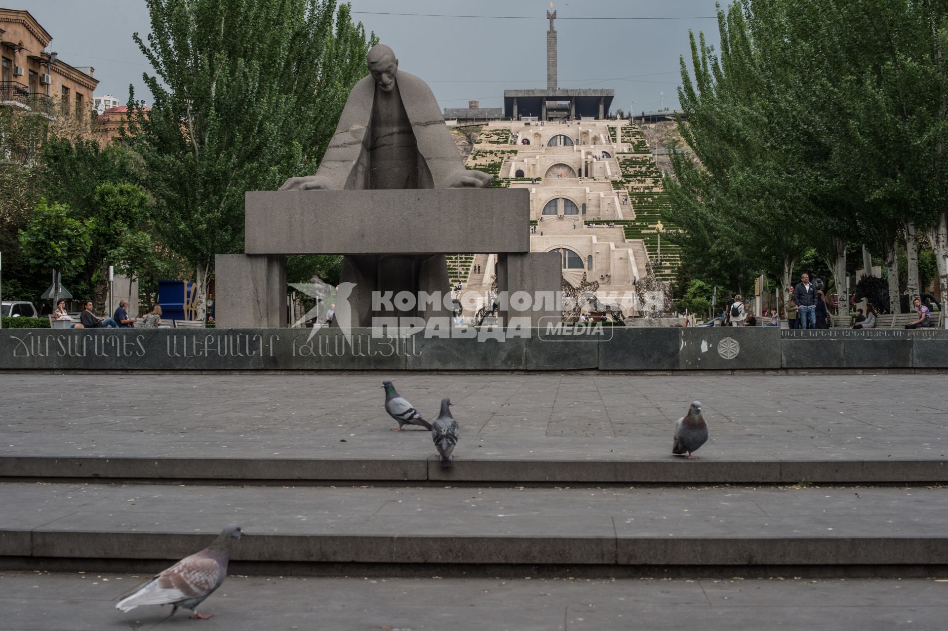 Армения, Ереван. Вид на архитектурный  комплекс Большой Каскад и памятник архитектору Александру Таманяну.