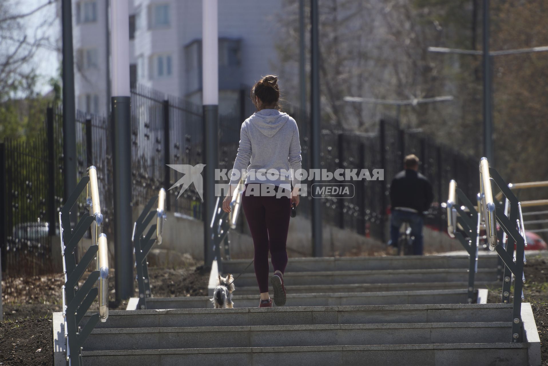 Екатеринбург. Девушка гуляет с маленькой собачкой