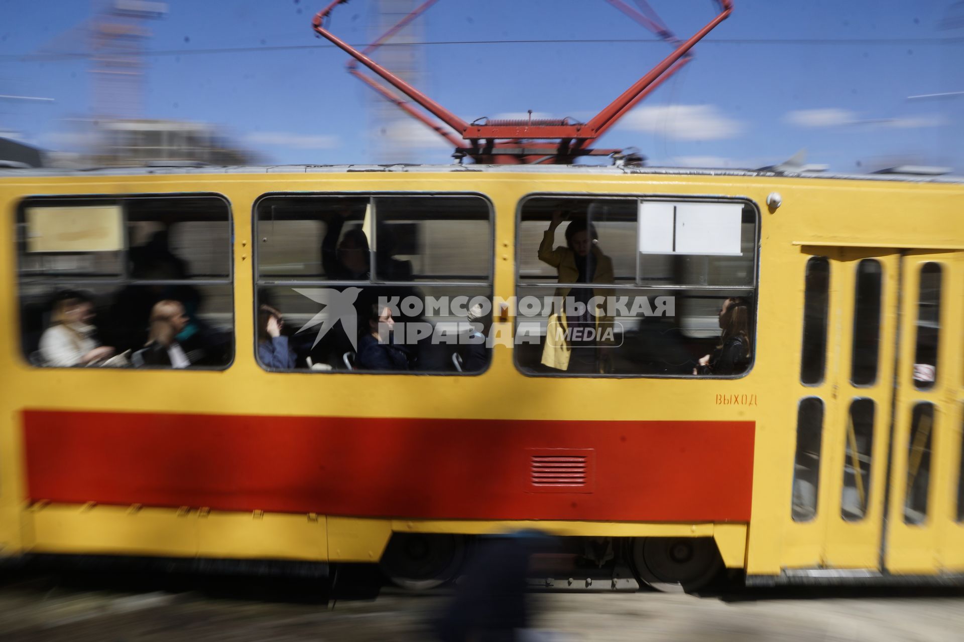 Екатеринбург. Пассажиры в трамвае