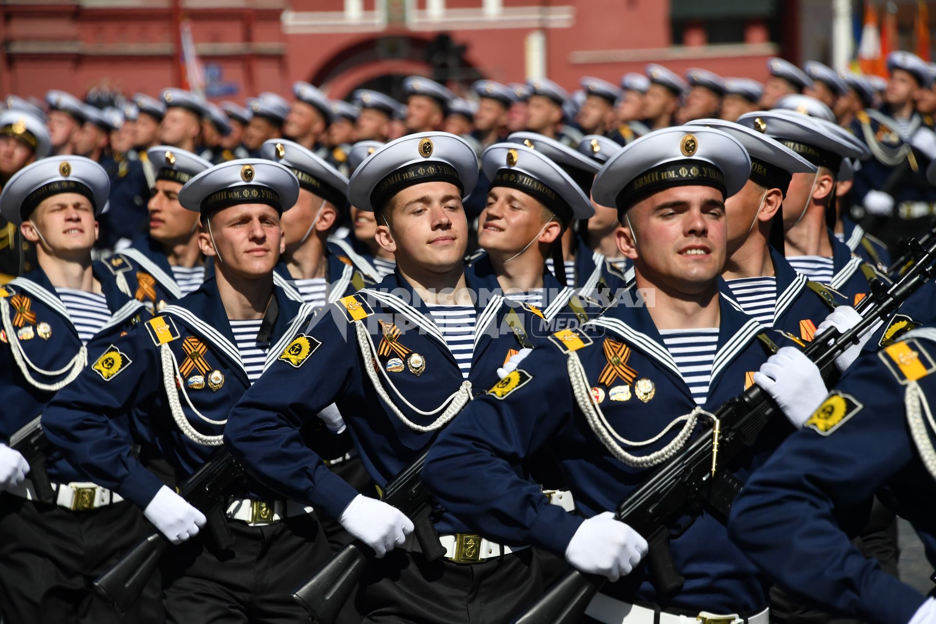 Москва.  Курсанты Балтийского военно-морского института им. адмирала Ф. Ушакова на Красной площади во время военного парада, посвященного 73-й годовщине Победы в Великой Отечественной войне.