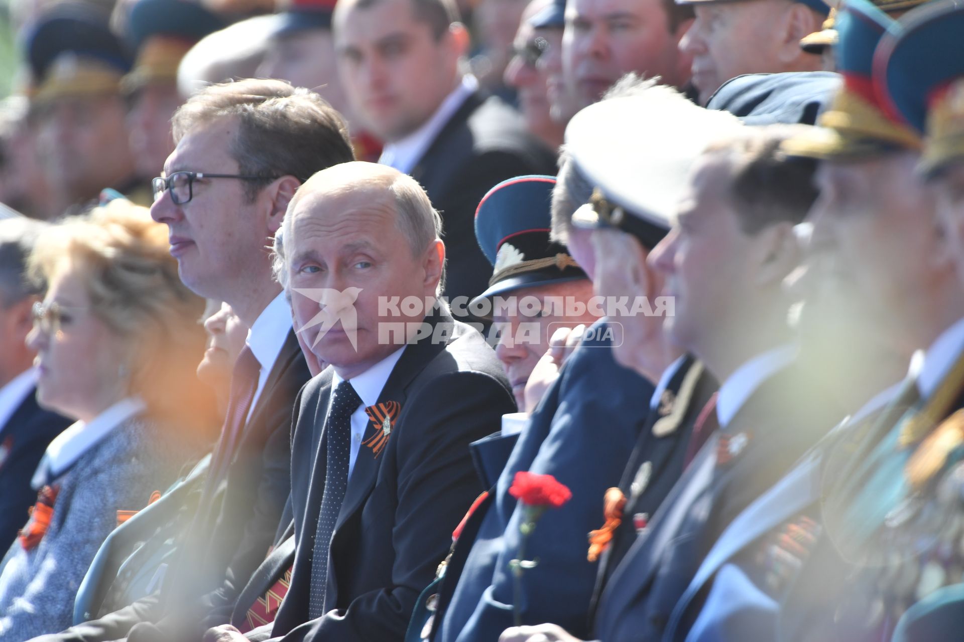 Москва.   Президент России Владимир Путин (в центре) и  президент Сербии Александр Вучич (второй слева) на Красной площади во время военного парада, посвященного 73-й годовщине Победы в Великой Отечественной войне.