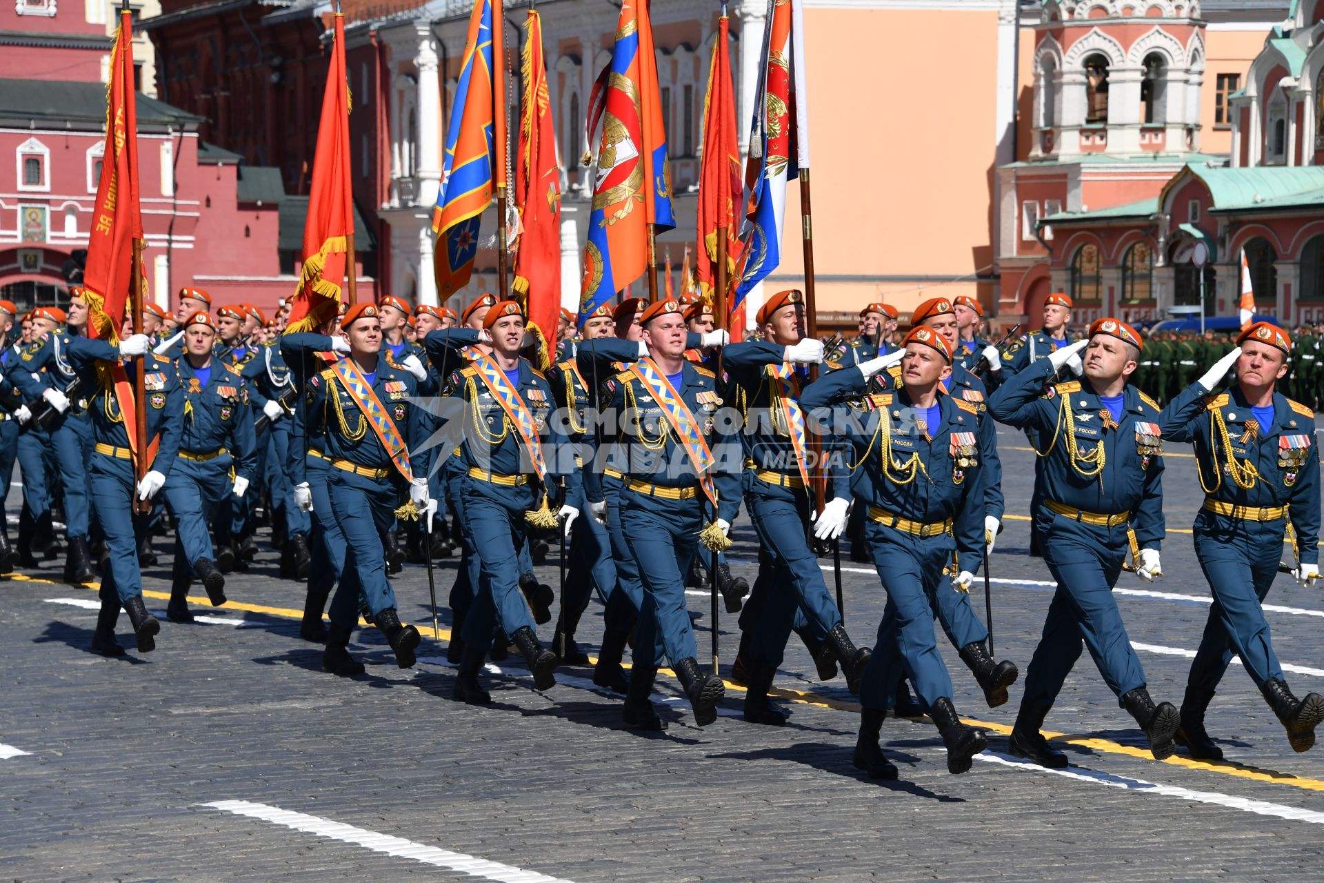 Москва.  Парадный расчет МЧС России  на Красной площади во время военного парада, посвященного 73-й годовщине Победы в Великой Отечественной войне.