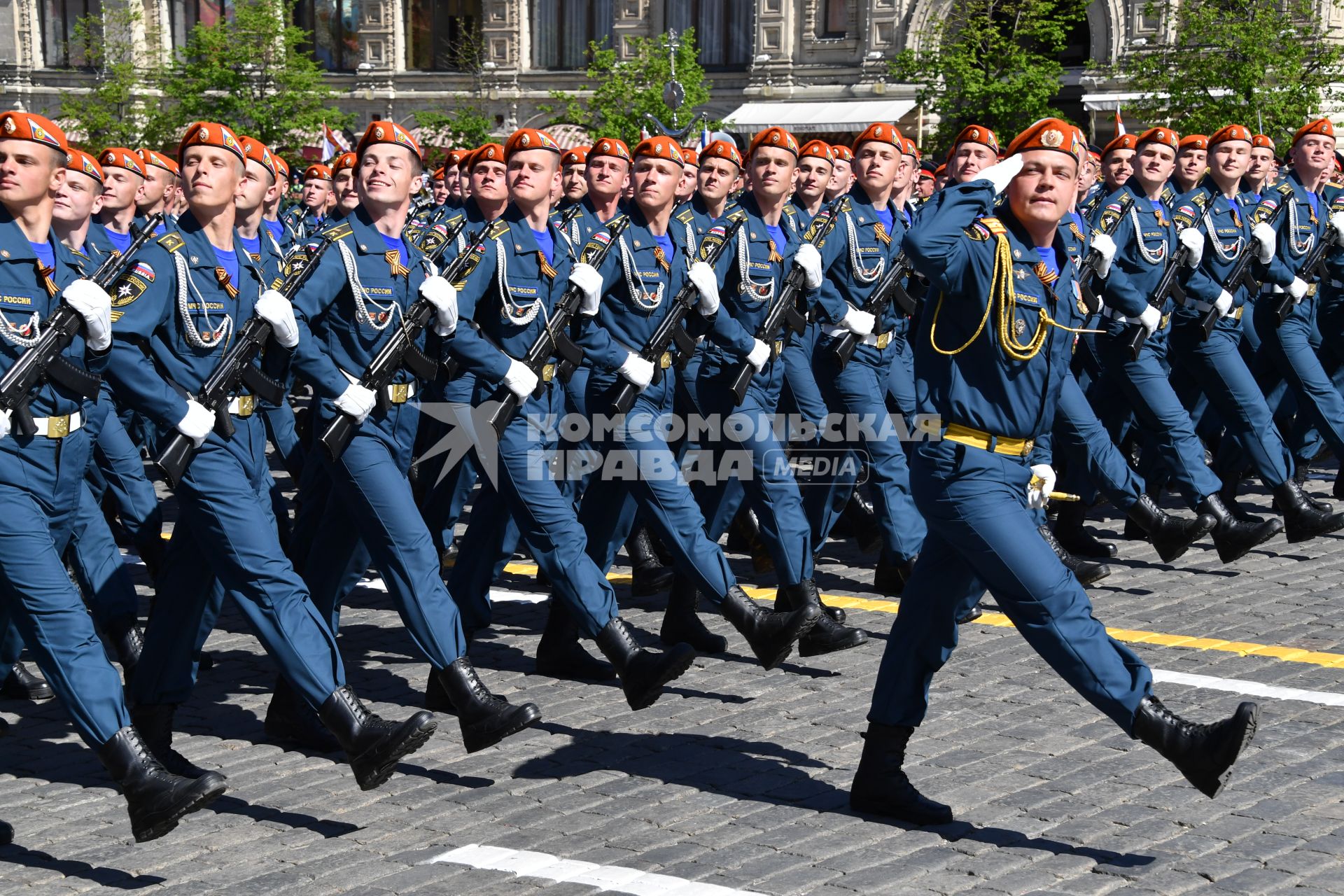 Москва.  Курсанты Академии гражданской защиты МЧС  на Красной площади во время военного парада, посвященного 73-й годовщине Победы в Великой Отечественной войне.