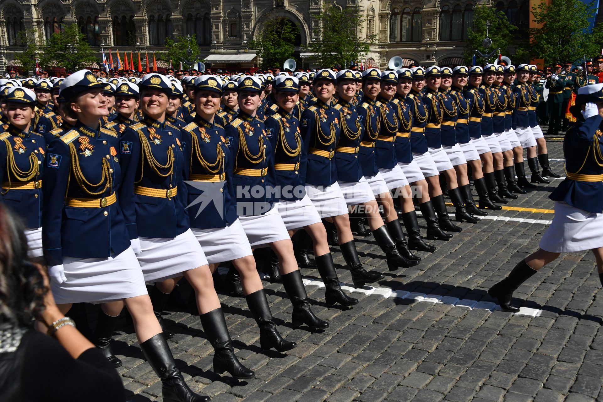 Москва. Военнослужащие женского парадного расчета Военного университета Министерства обороны РФ на Красной площади во время военного парада, посвященного 73-й годовщине Победы в Великой Отечественной войне.