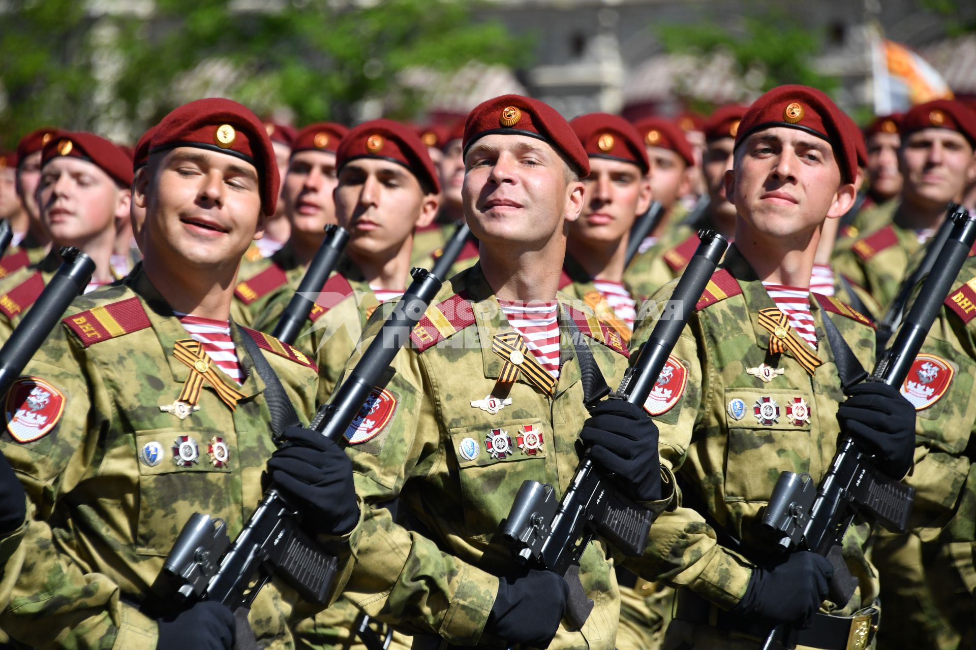 Москва.  Военнослужащие национальной гвардии РФ на Красной площади во время военного парада, посвященного 73-й годовщине Победы в Великой Отечественной войне.