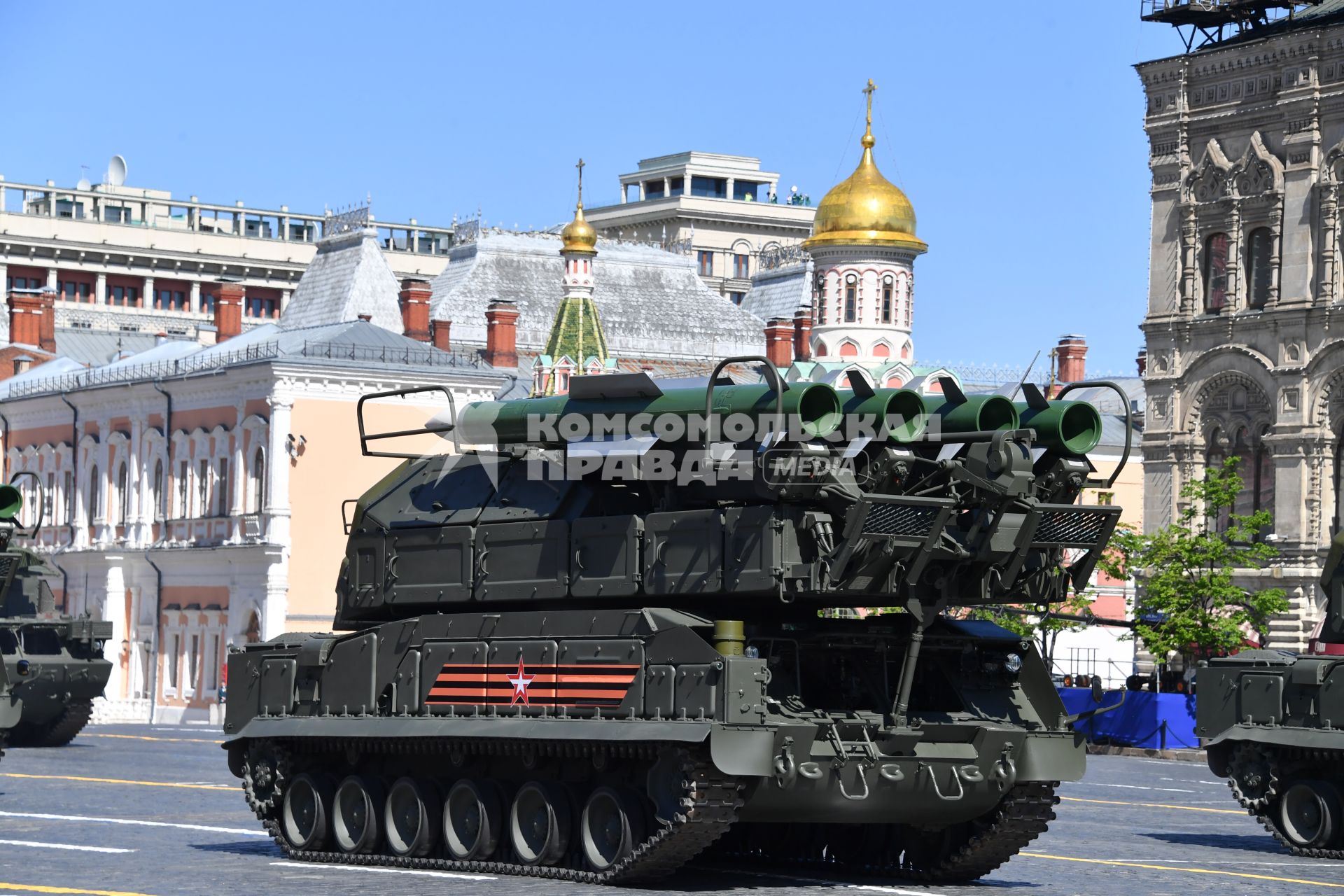 Москва.  Зенитные ракетные комплексы `Бук-М2`  на Красной площади во время военного парада, посвященного 73-й годовщине Победы в Великой Отечественной войне.