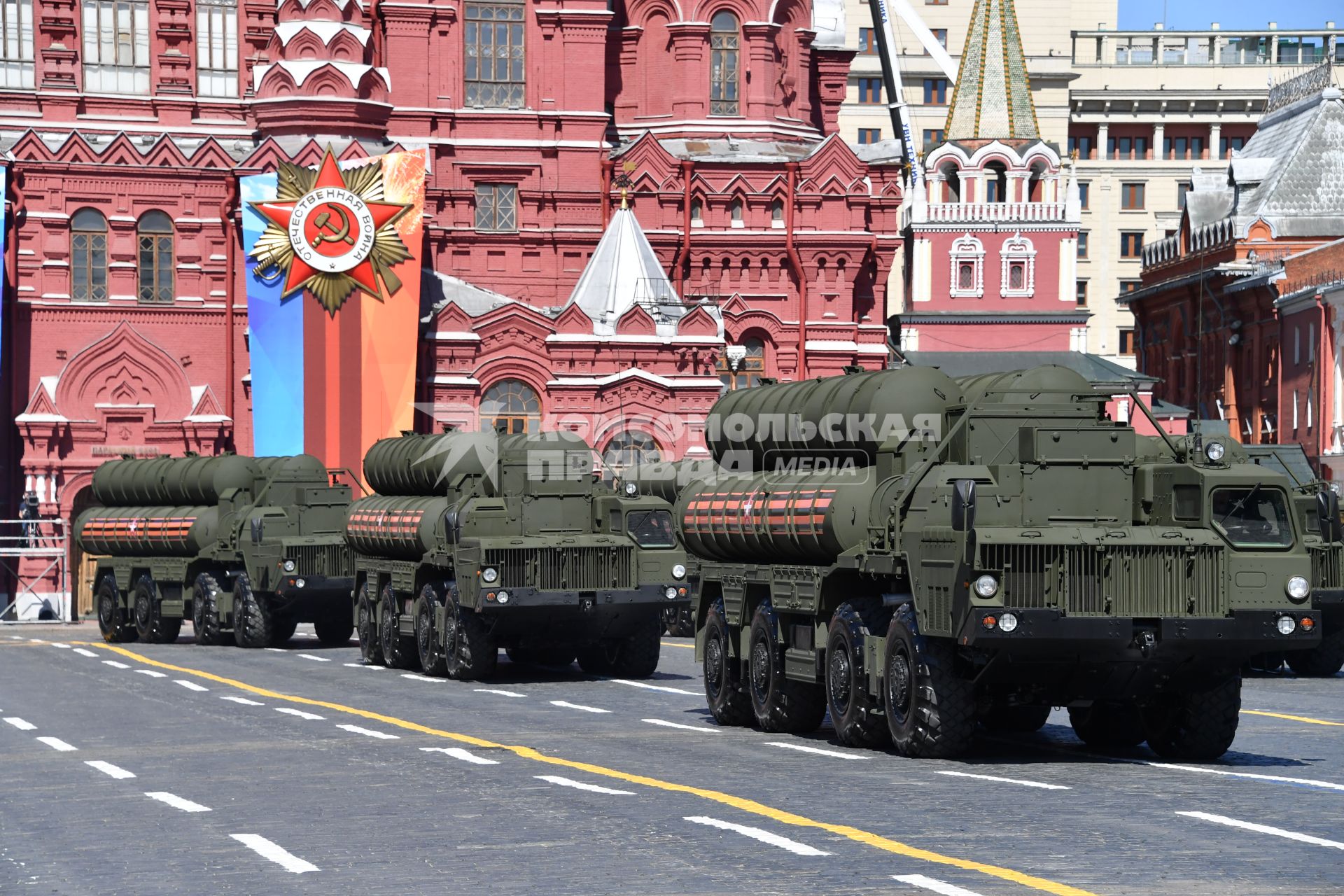 Москва.   Пусковые установки ЗРС С-400 `Триумф` на Красной площади во время военного парада, посвященного 73-й годовщине Победы в Великой Отечественной войне.