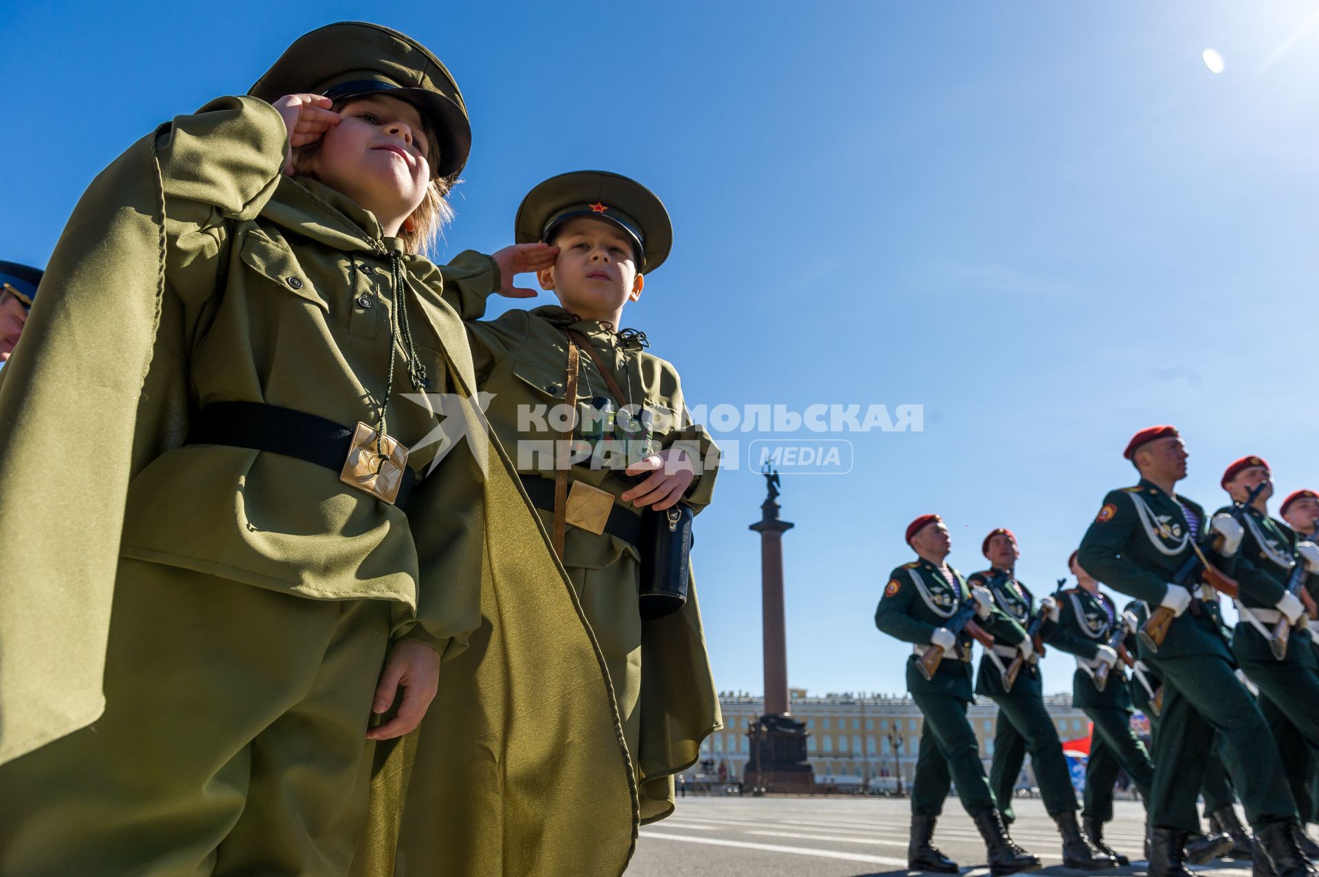 Санкт-Петербург. Дети в военной форме времен Великой Отечественной войны во время празднования Дня Победы на Дворцовой площади.