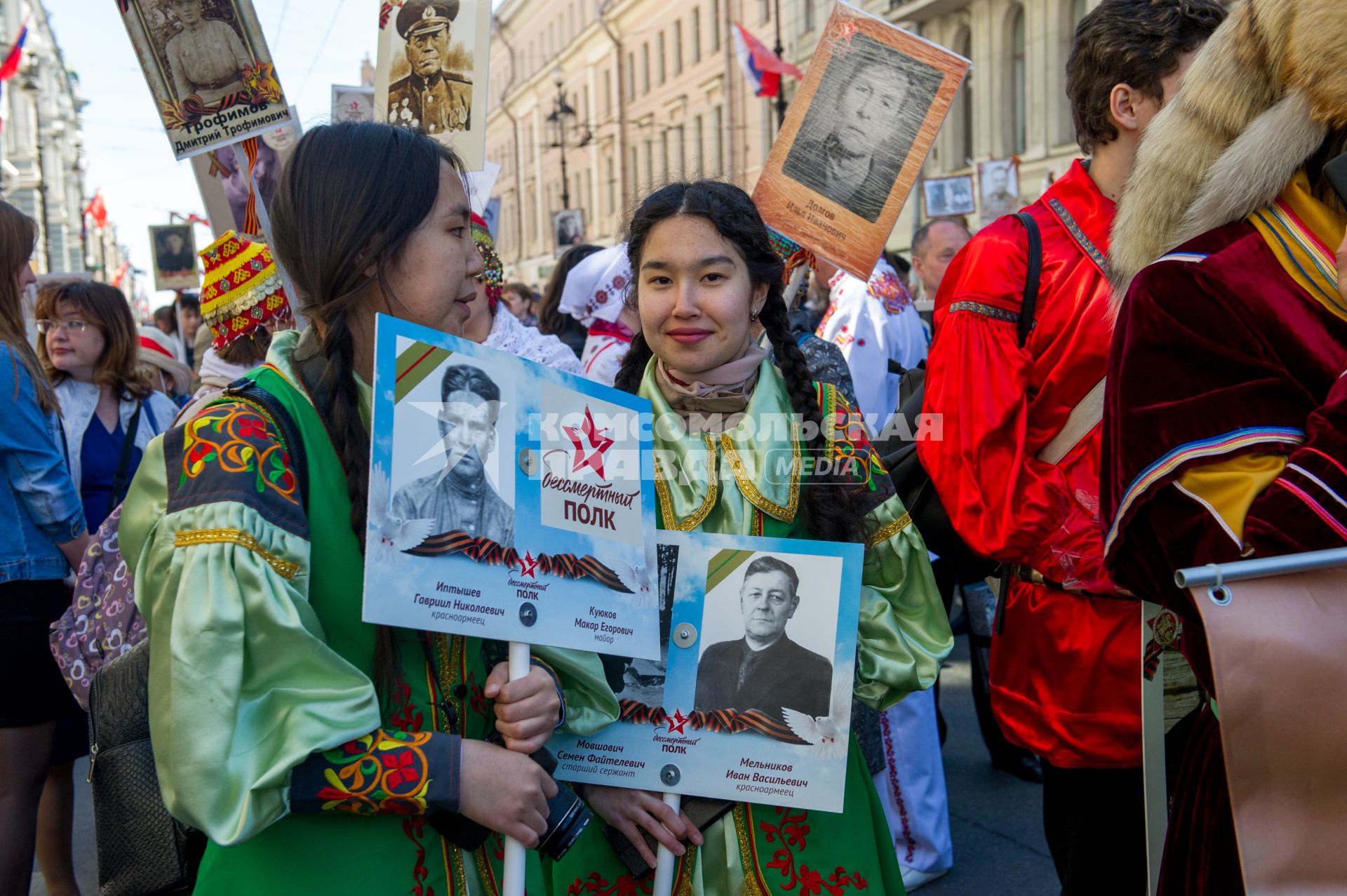 Санкт-Петербург. Участники акции памяти `Бессмертный полк` во время шествия в День Победы.