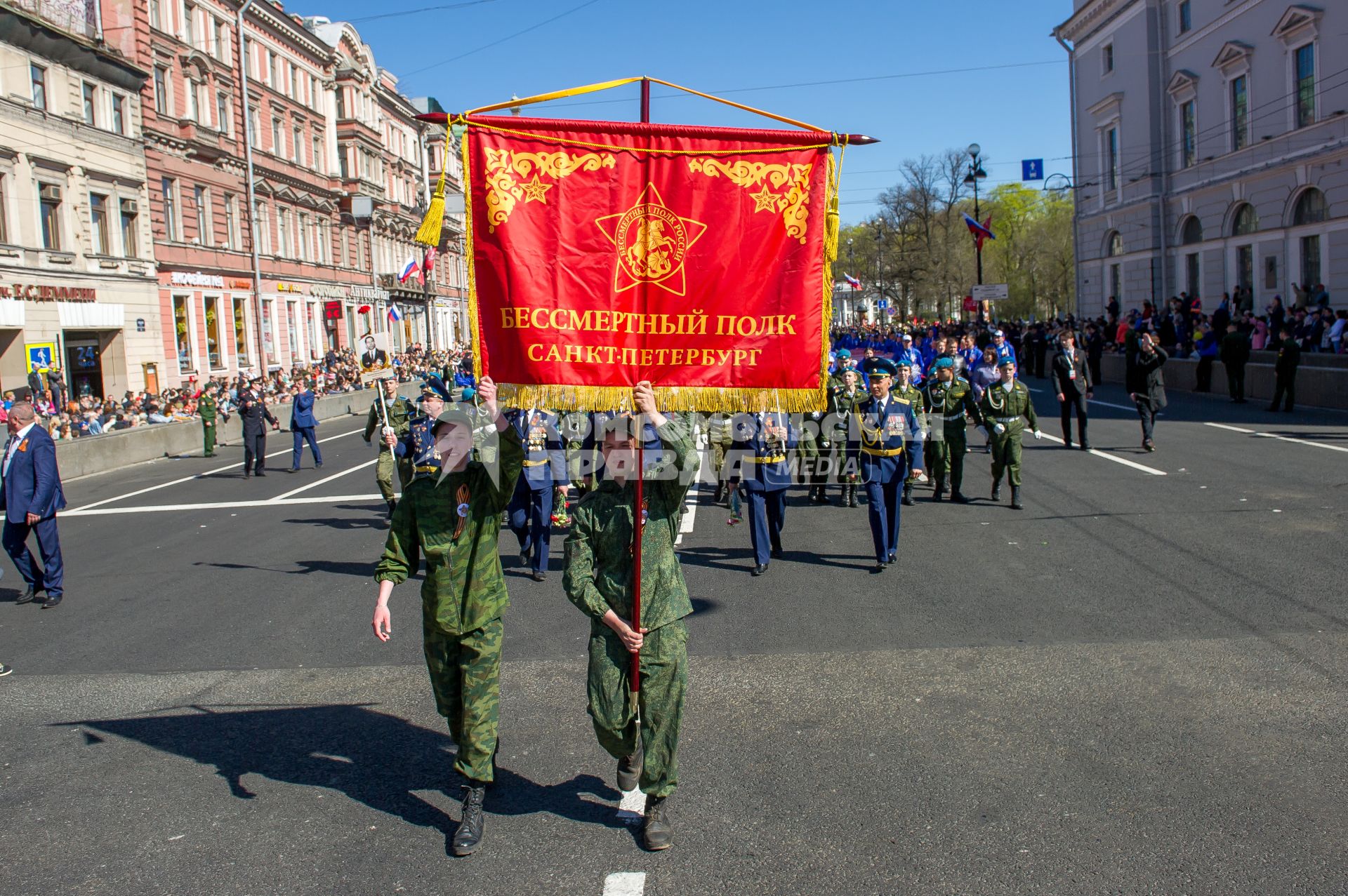 Санкт-Петербург. Участники акции памяти `Бессмертный полк` во время шествия в День Победы.