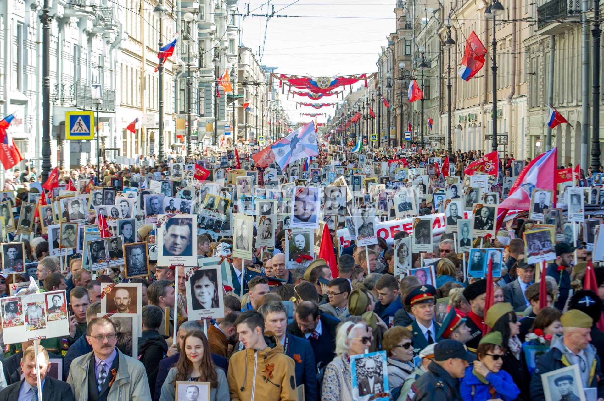 Санкт-Петербург. Участники акции памяти `Бессмертный полк` во время шествия в День Победы.