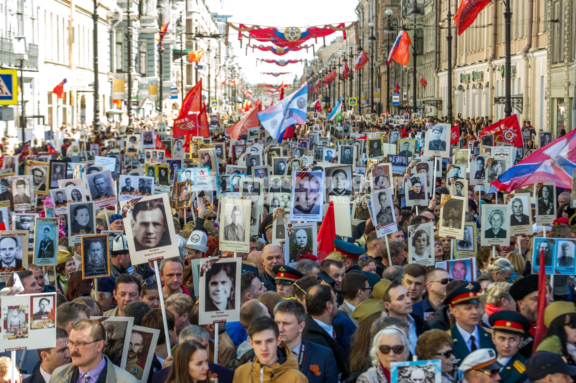 Санкт-Петербург. Участники акции памяти `Бессмертный полк` во время шествия в День Победы.