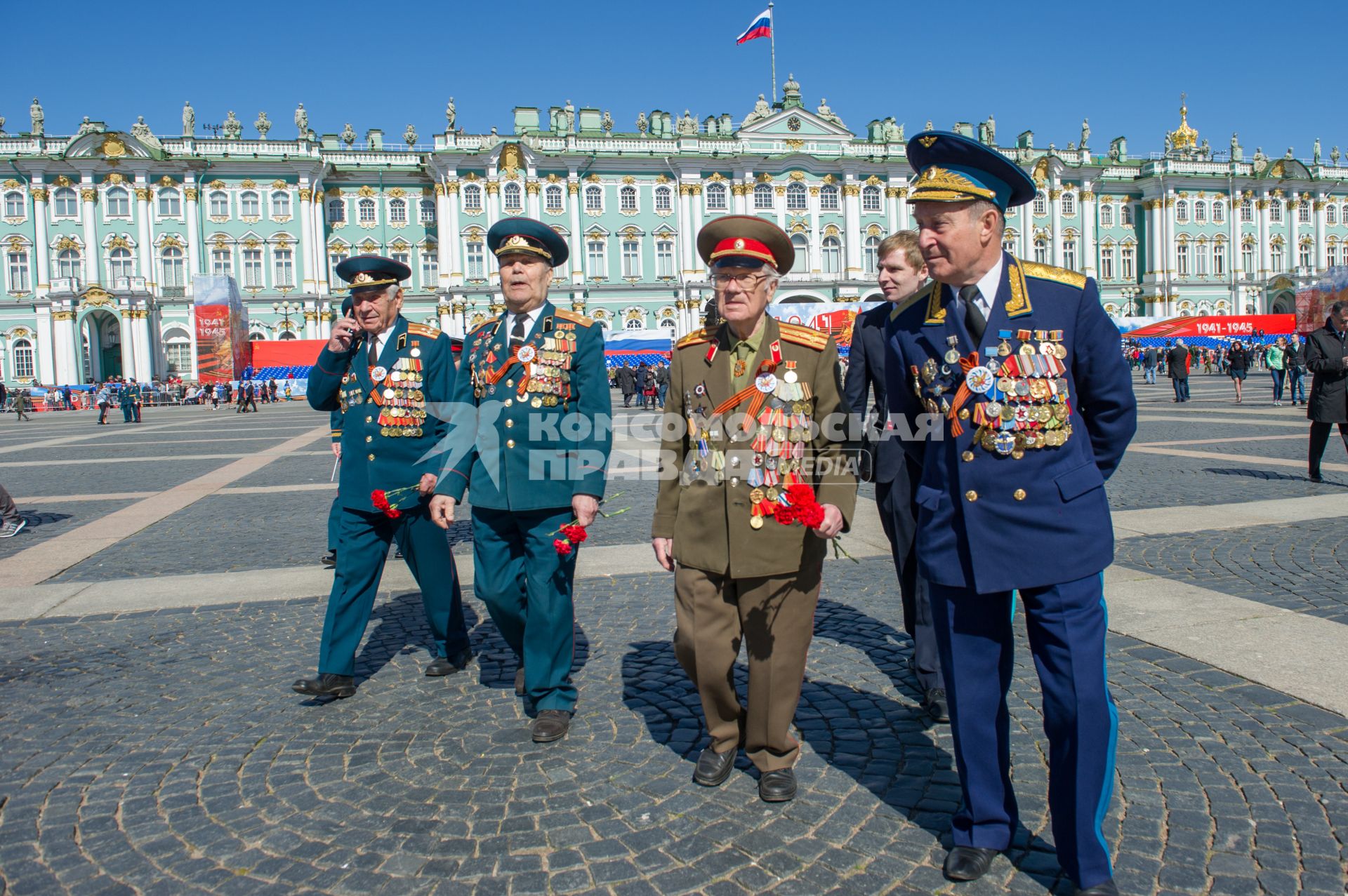 Санкт-Петербург. Ветераны на дворцовой площади во время  празднования  Дня Победы.