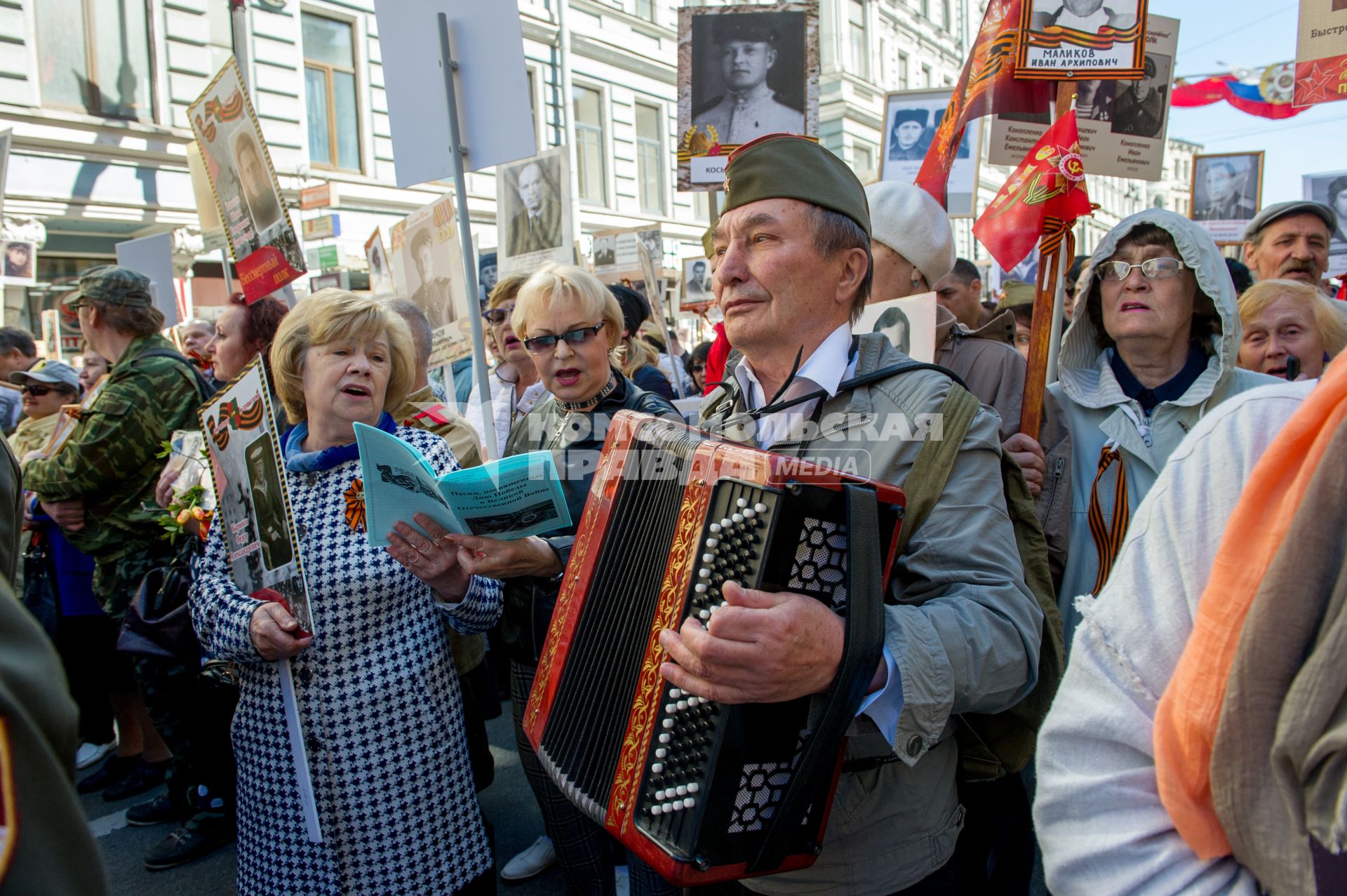 Санкт-Петербург. Участники акции памяти `Бессмертный полк` во время шествия в День Победы.