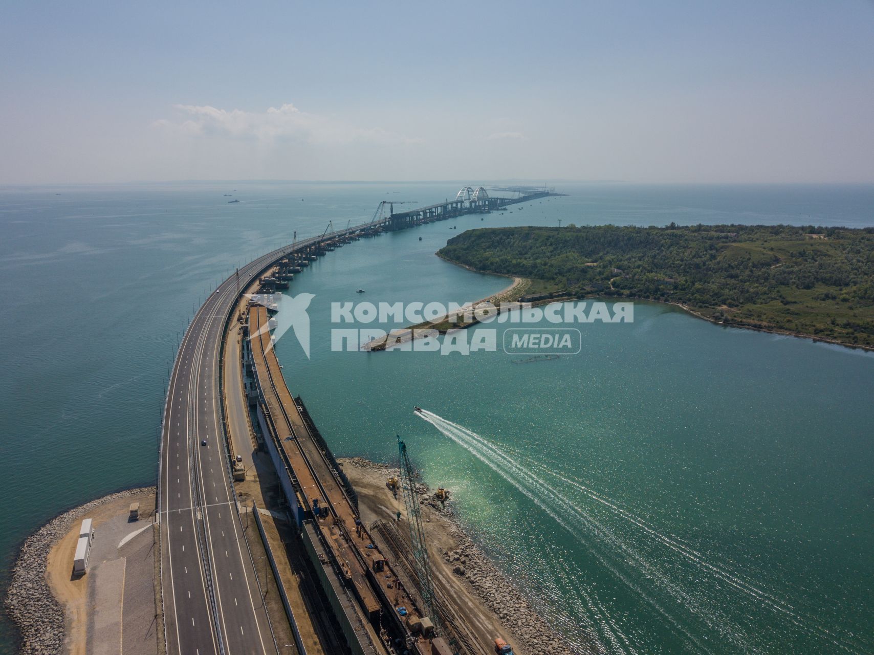 Республика Крым, Керчь. Открытие  движения по автодорожной части Крымского моста через Керченский пролив.