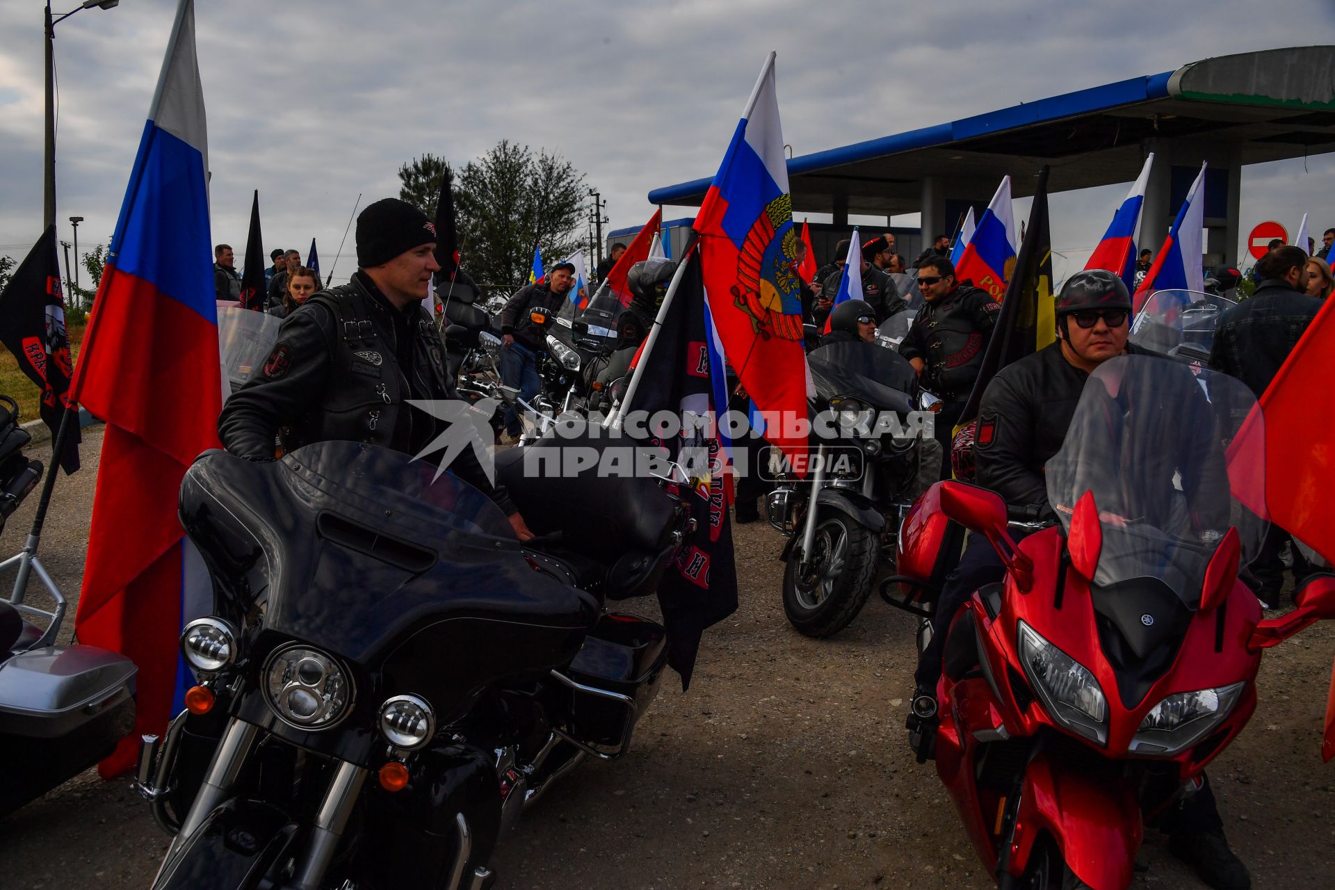 Республика Крым, Керчь. Участники байкерского клуба `Ночные волки` перед началом открытия автомобильного движения по Крымскому мосту через Керченский пролив.