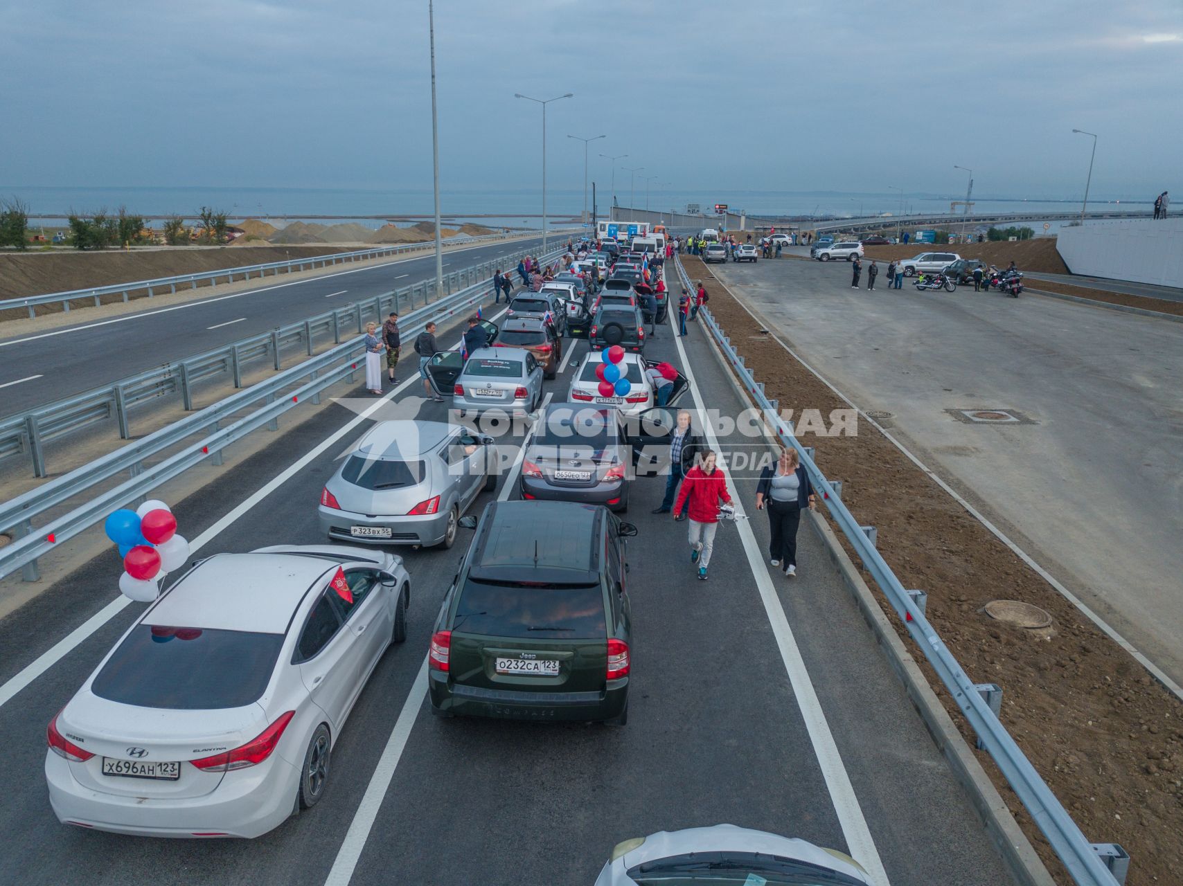 Тамань. Автомобилисты перед открытием движения по автодорожной части Крымского моста через Керченский пролив.