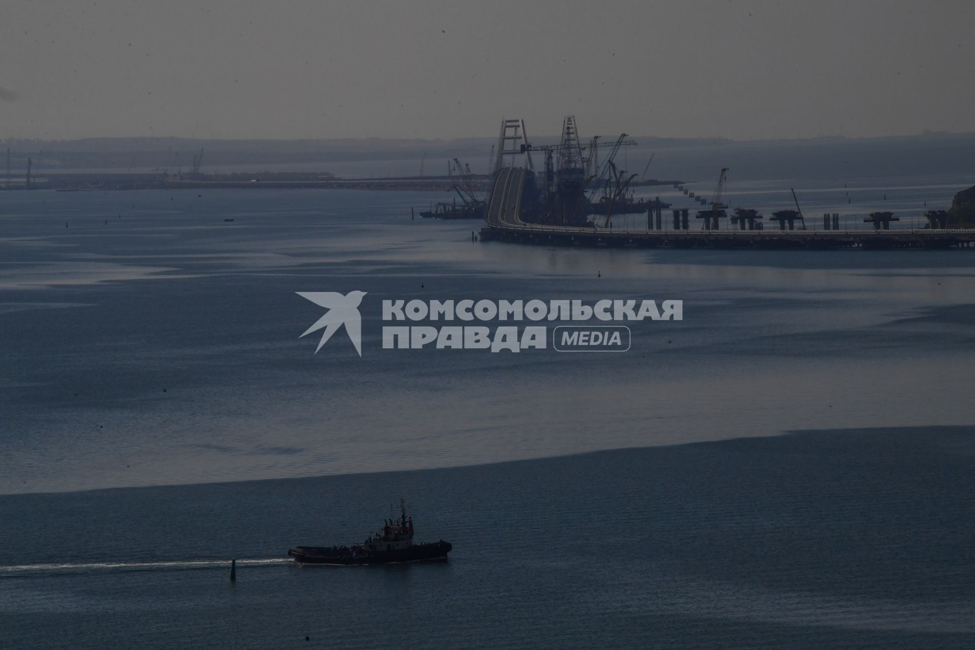 Республика Крым, Керчь. Вид на Крымский мост и Керченский пролив.
