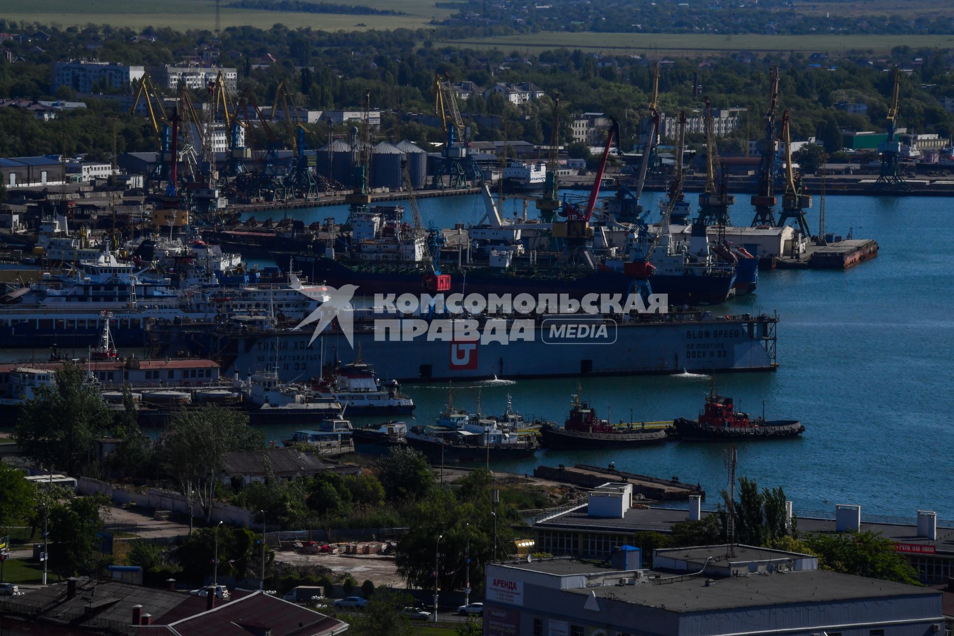 Республика Крым, Керчь. Вид на  Керченский порт.