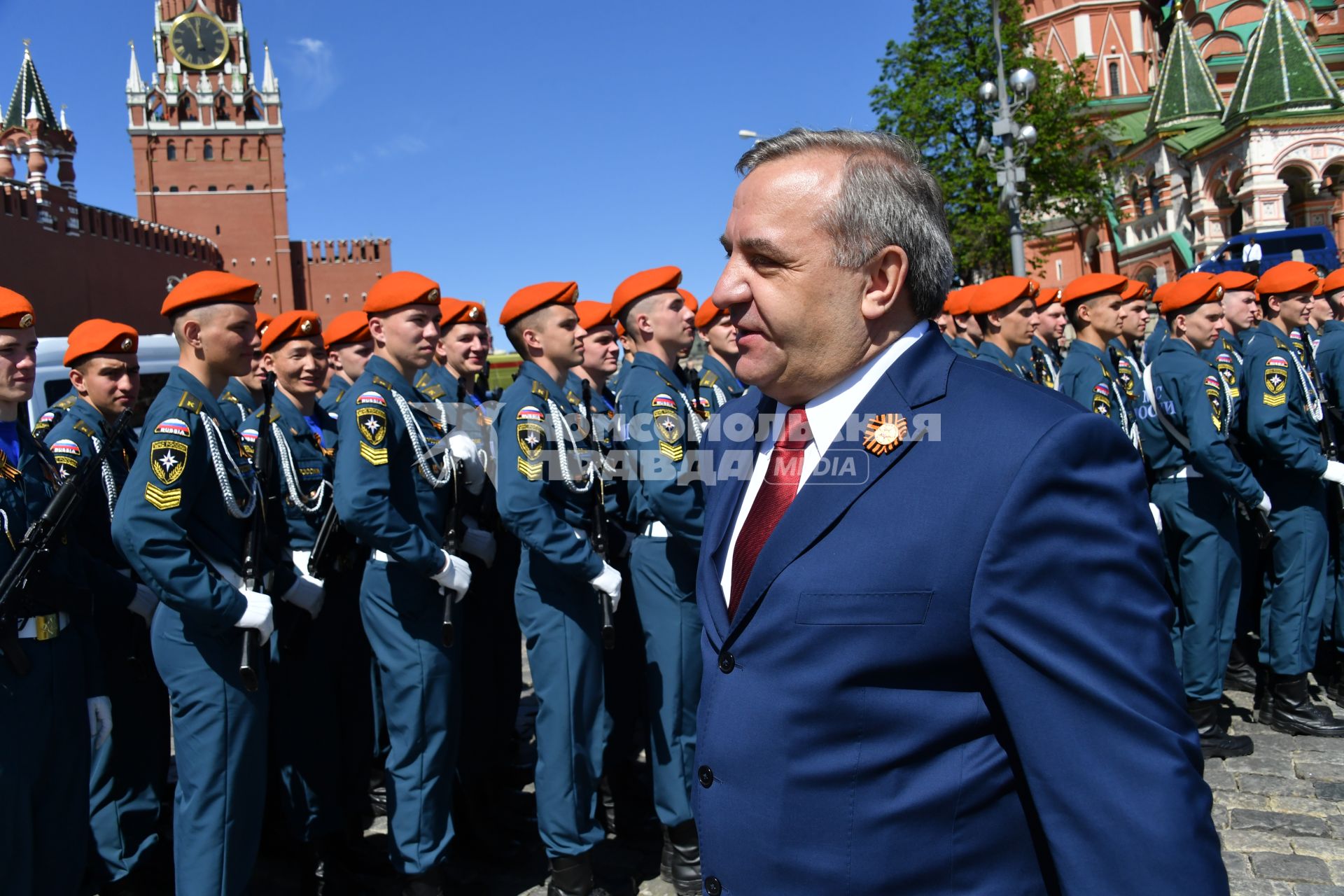 Москва.  Исполняющий обязанности главы МЧС РФ Владимир Пучков  и курсанты Академии гражданской защиты МЧС  на Красной площади после военного парада, посвященного 73-й годовщине Победы в Великой Отечественной войне.