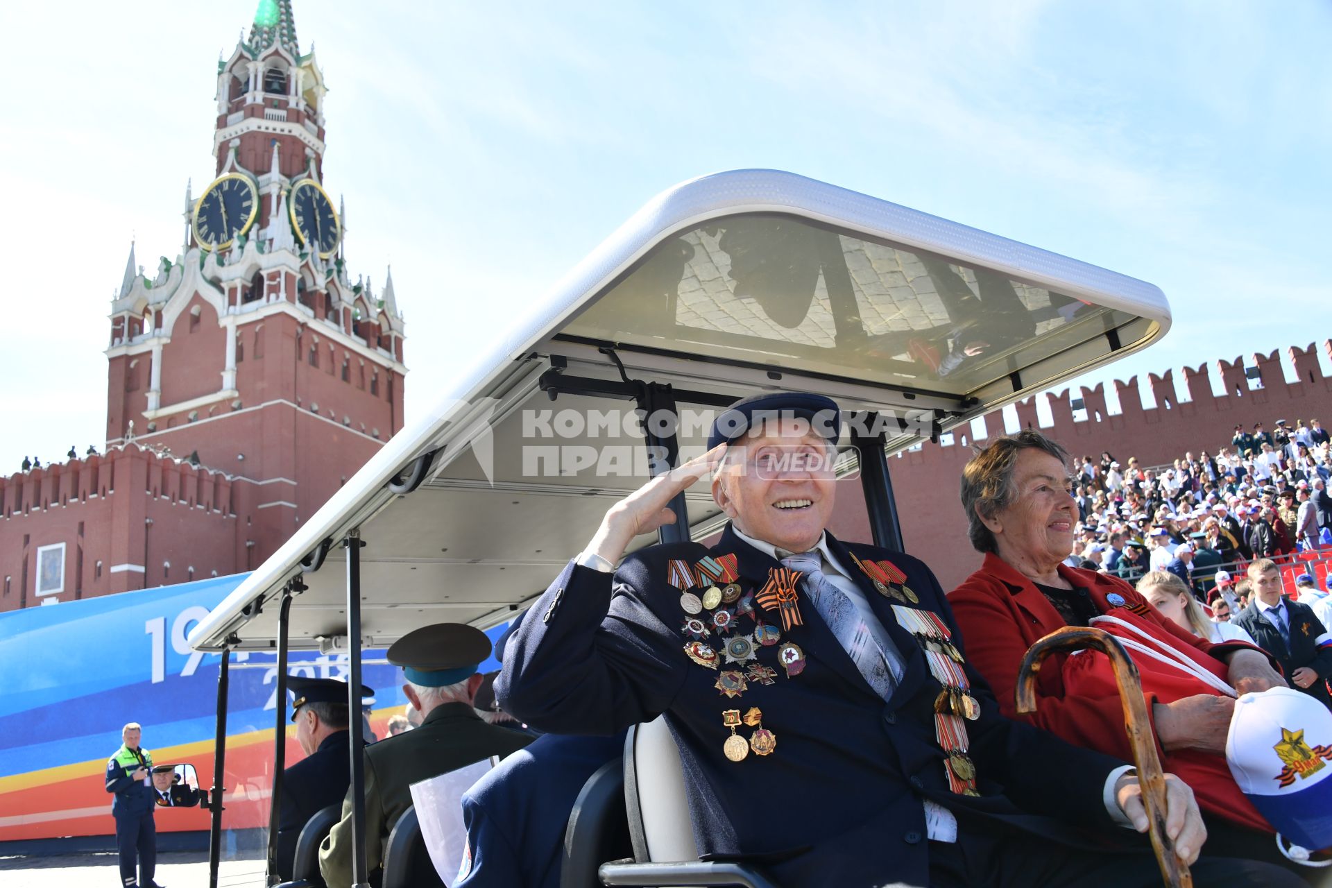 Москва.  Ветераны после военного парада, посвященного 73-й годовщине Победы в Великой Отечественной войне, на Красной площади.