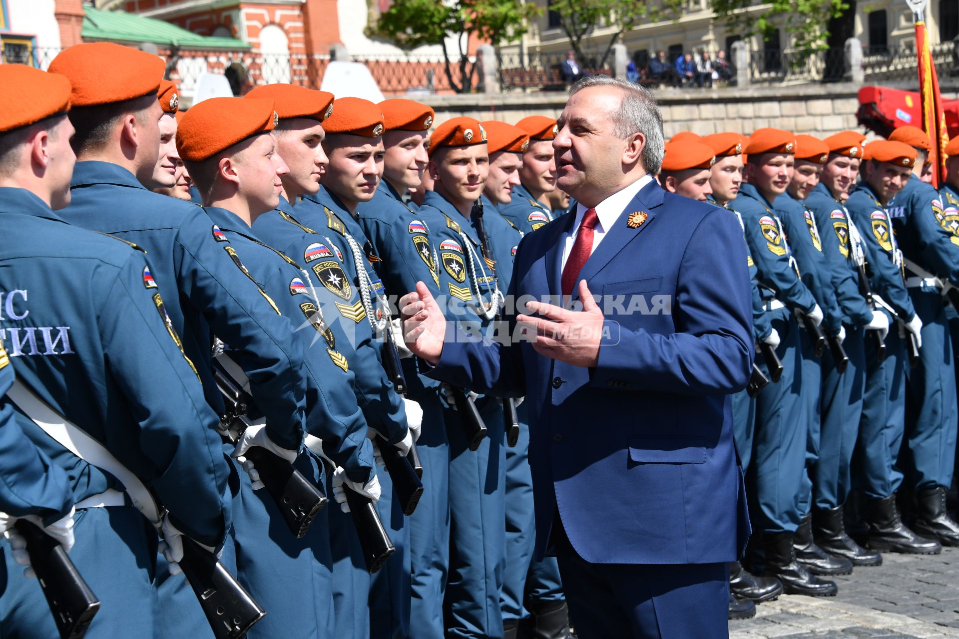 Москва.  Исполняющий обязанности главы МЧС РФ Владимир Пучков  и курсанты Академии гражданской защиты МЧС  на Красной площади после военного парада, посвященного 73-й годовщине Победы в Великой Отечественной войне.