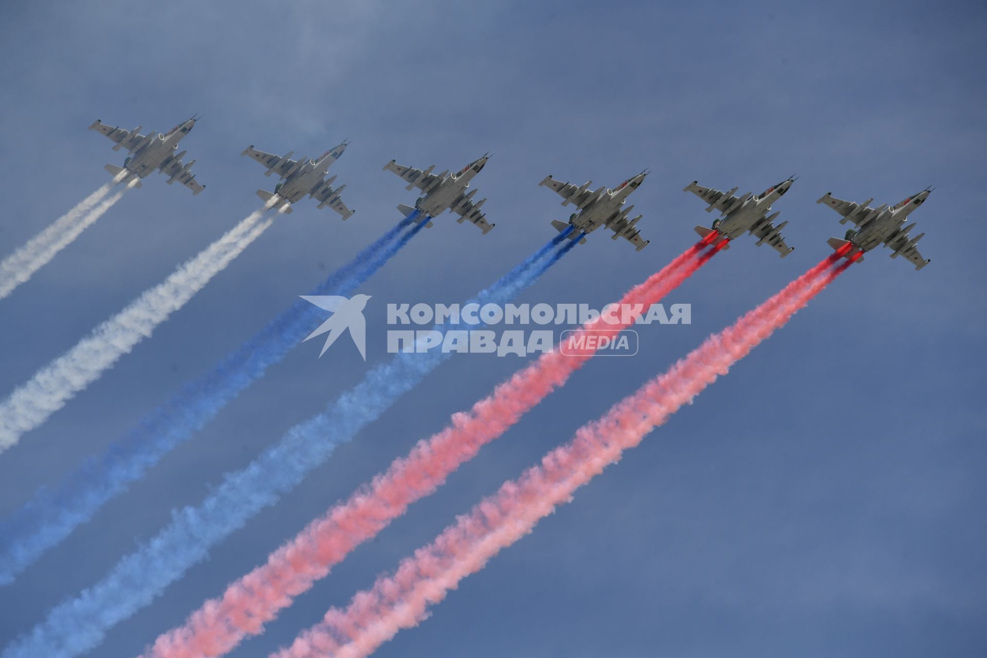 Москва.   Штурмовики Су-25 на Красной площади во время военного парада, посвященного 73-й годовщине Победы в Великой Отечественной войне.