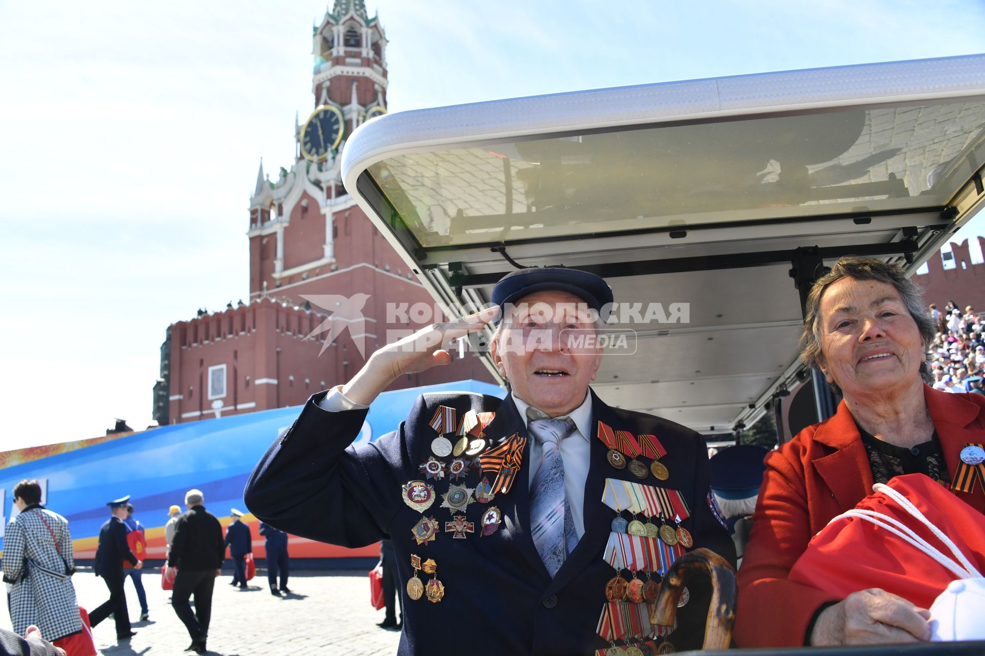 Москва.  Ветераны после военного парада, посвященного 73-й годовщине Победы в Великой Отечественной войне, на Красной площади.