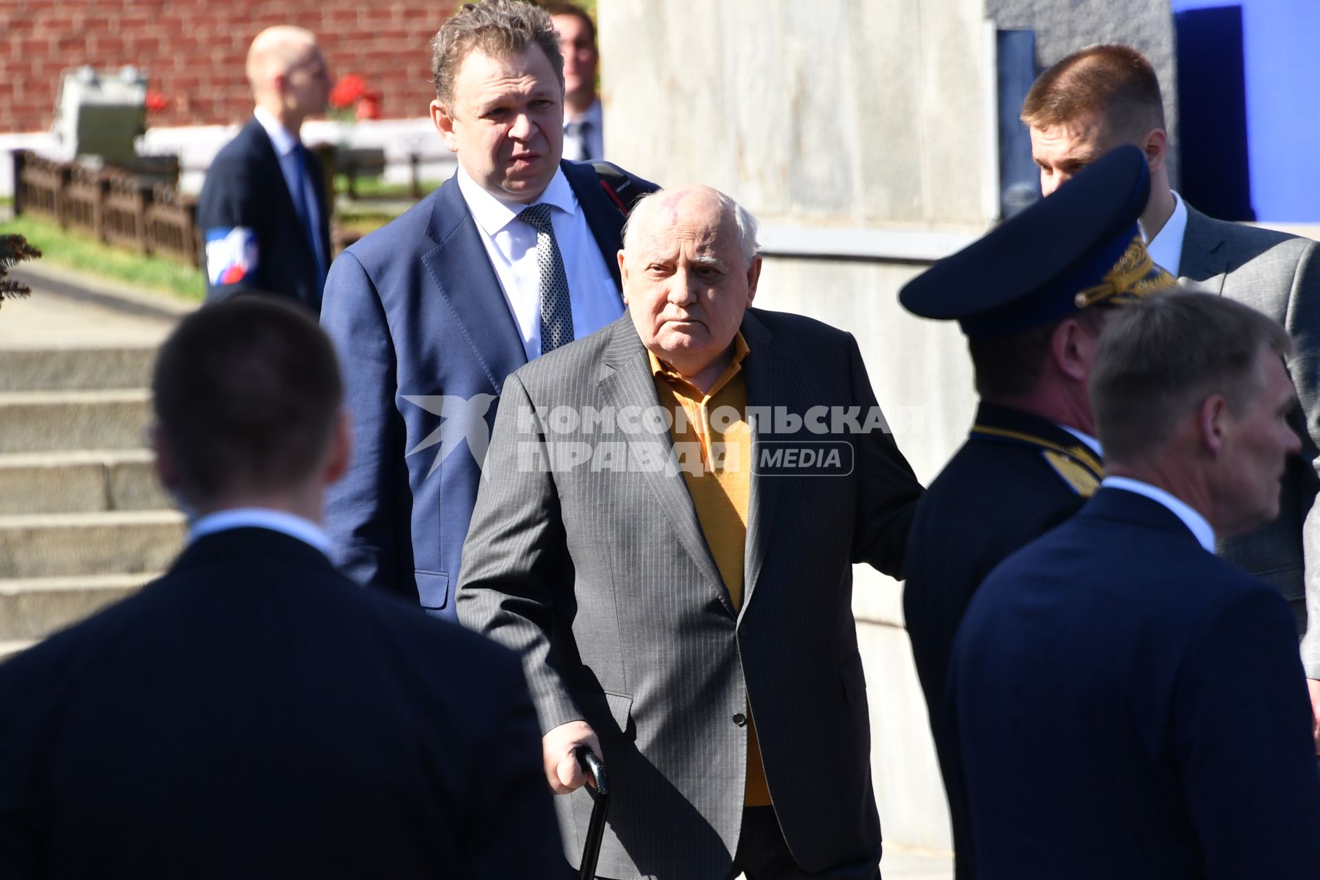 Москва.  Бывший президент СССР Михаил Горбачев (в центре) на Красной площади перед началом военного парада, посвященного 73-й годовщине Победы в Великой Отечественной войне.