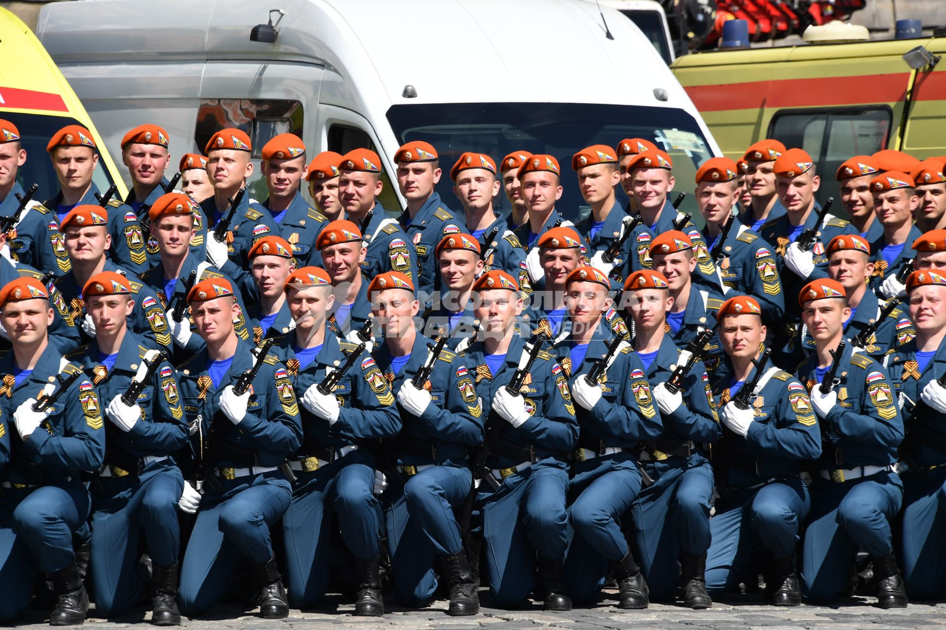 Москва.  Курсанты Академии гражданской защиты МЧС на Васильевском спуске  после военного парада, посвященного 73-й годовщине Победы в Великой Отечественной войне.