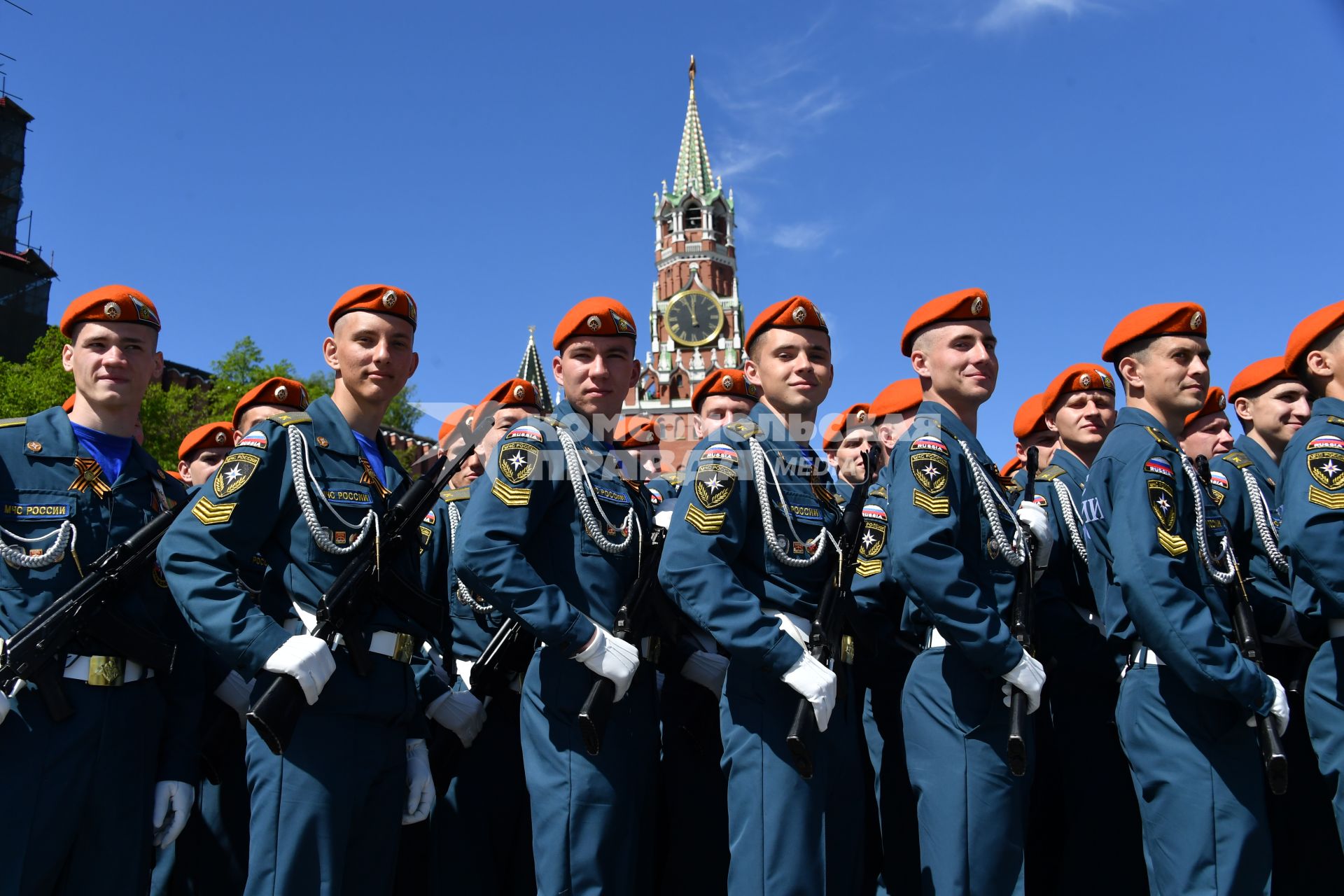 Москва.  Курсанты Академии гражданской защиты МЧС на Васильевском спуске  после военного парада, посвященного 73-й годовщине Победы в Великой Отечественной войне.