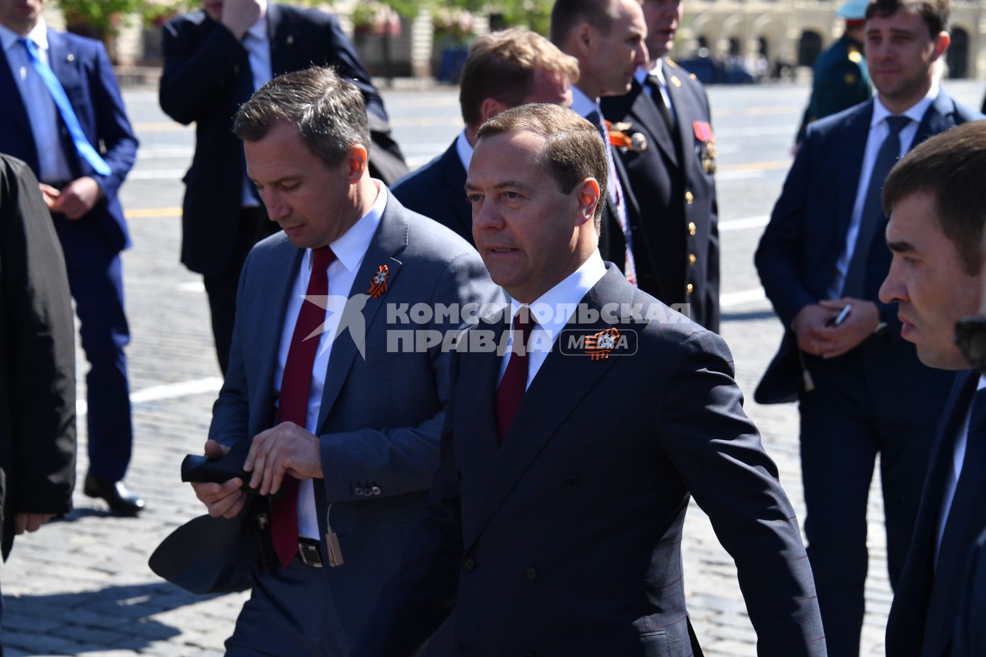 Москва.   Премьер-министр России Дмитрий Медведев (в центре) на Красной площади перед началом военного парада, посвященного 73-й годовщине Победы в Великой Отечественной войне.