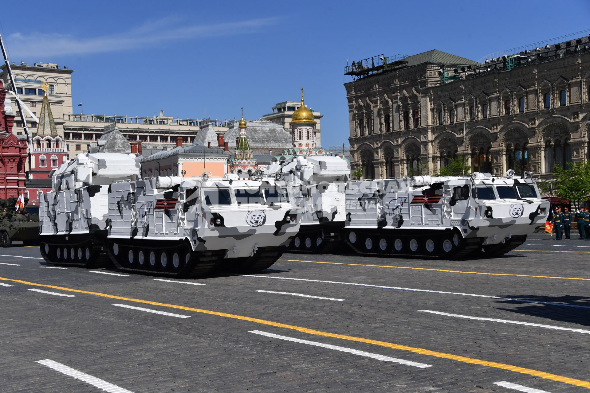 Москва.  Арктические зенитные ракетные комплексы `Тор-М2ДТ` на базе вездеходов ДТ-30 на Красной площади во время военного парада, посвященного 73-й годовщине Победы в Великой Отечественной войне.