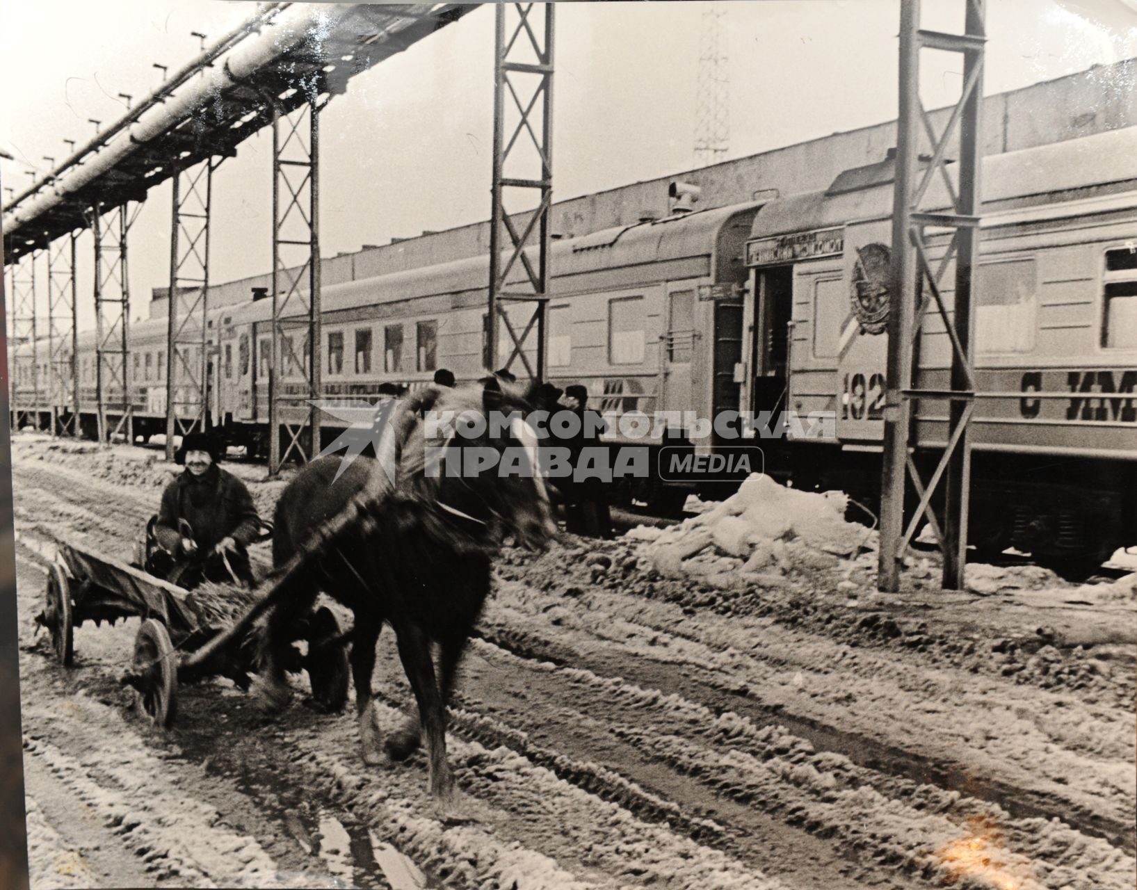 Москва. Фотографии из личного архива одного из руководителей агитпоезда `Комсомольская правда` Веры Лукошиной. Репродукция Ивана Вислова.