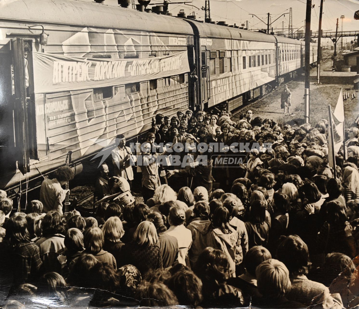 Москва. Фотографии из личного архива одного из руководителей агитпоезда `Комсомольская правда` Веры Лукошиной. Репродукция Ивана Вислова.