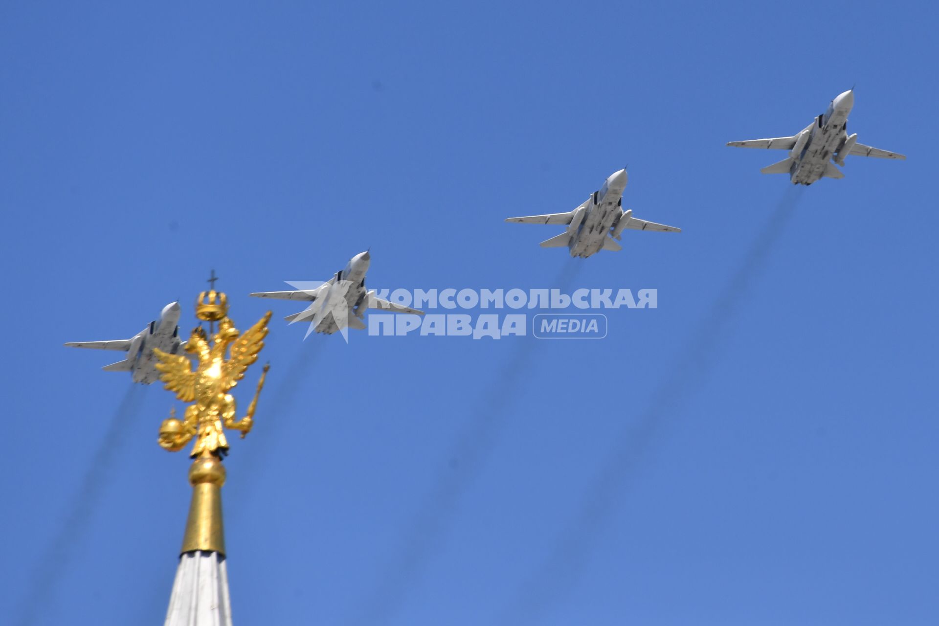 Москва.  Фронтовые бомбардировщики Су-24М  на Красной площади во время военного парада, посвященного 73-й годовщине Победы в Великой Отечественной войне.