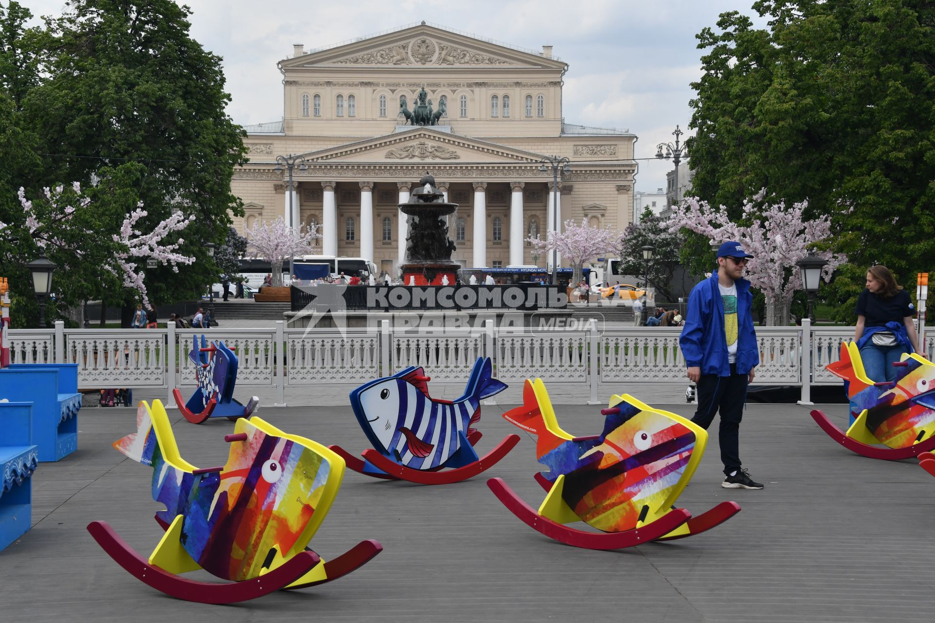 Москва. Качели для детей в виде рыбок на площади Революции, где проходит  фестиваль `Рыбная неделя`.