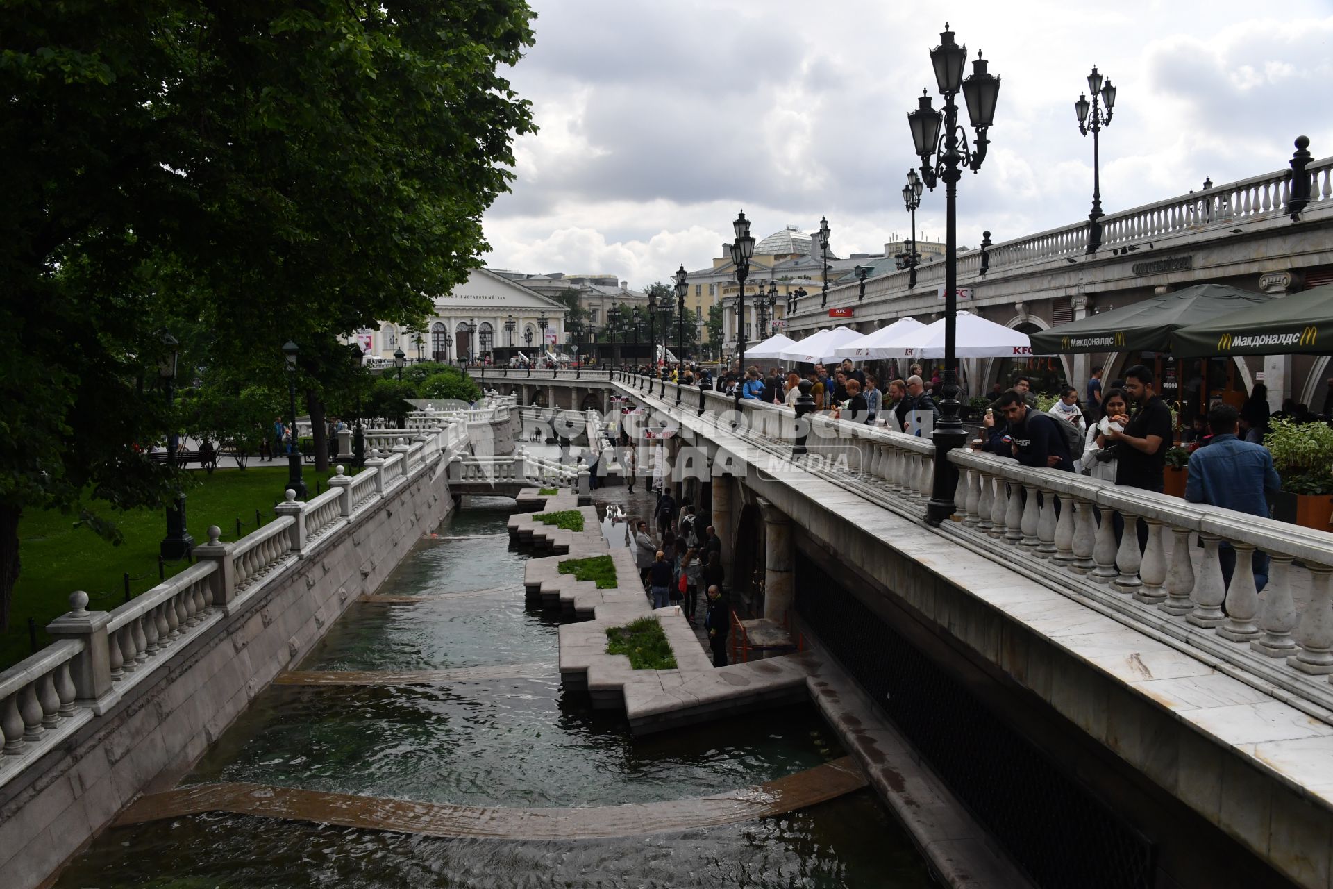 Москва. Посетители в уличном кафе на Манежной улице.